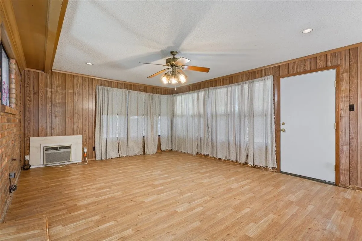 Single Family Residence For Sale in Mc Lennan County , 231 Del Rio Drive, Hewitt, Texas 76643, 4 Bedroom, 2 Bathroom, 2 Garage spaces, 2,190 Sqft, built in 1977, mls#21406039, Real Estate Agent in Hewitt, Homes For Sale in Mc Lennan county, Homes For Sale in Hewitt, Realtor in Hewitt Texas, Real Estate Brokerage Independent Realty Texas, Luminita Cordes Realtor