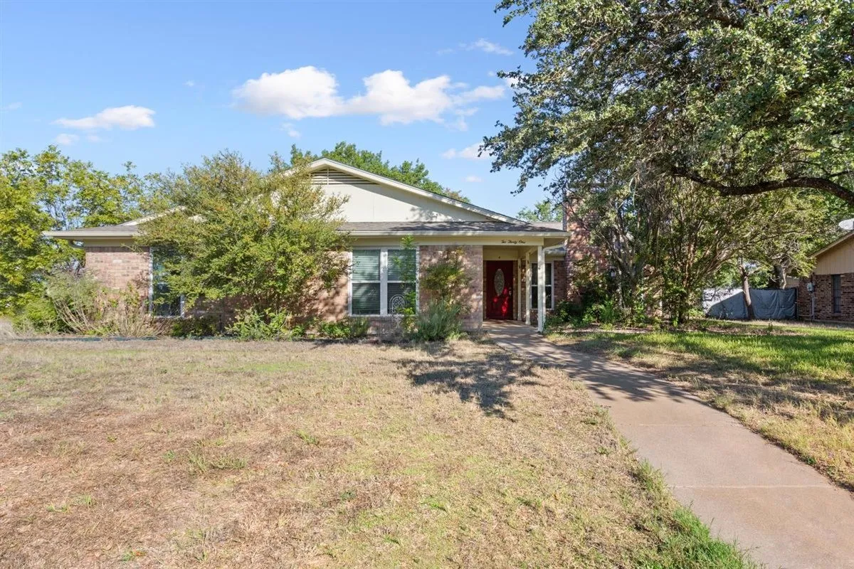 Single Family Residence For Sale in Mc Lennan County , 231 Del Rio Drive, Hewitt, Texas 76643, 4 Bedroom, 2 Bathroom, 2 Garage spaces, 2,190 Sqft, built in 1977, mls#21406039, Real Estate Agent in Hewitt, Homes For Sale in Mc Lennan county, Homes For Sale in Hewitt, Realtor in Hewitt Texas, Real Estate Brokerage Independent Realty Texas, Luminita Cordes Realtor