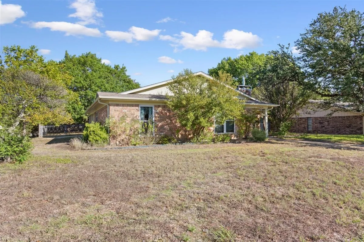 Single Family Residence For Sale in Mc Lennan County , 231 Del Rio Drive, Hewitt, Texas 76643, 4 Bedroom, 2 Bathroom, 2 Garage spaces, 2,190 Sqft, built in 1977, mls#21406039, Real Estate Agent in Hewitt, Homes For Sale in Mc Lennan county, Homes For Sale in Hewitt, Realtor in Hewitt Texas, Real Estate Brokerage Independent Realty Texas, Luminita Cordes Realtor