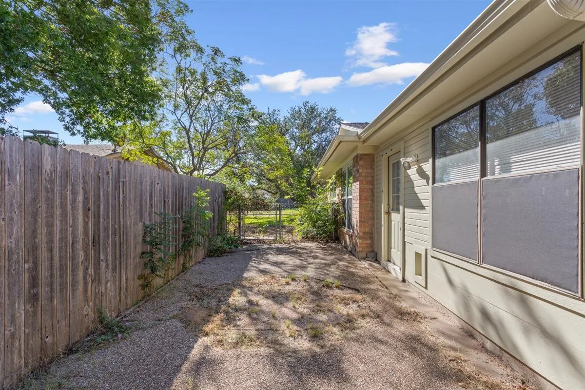 Single Family Residence For Sale in Mc Lennan County , 231 Del Rio Drive, Hewitt, Texas 76643, 4 Bedroom, 2 Bathroom, 2 Garage spaces, 2,190 Sqft, built in 1977, mls#21406039, Real Estate Agent in Hewitt, Homes For Sale in Mc Lennan county, Homes For Sale in Hewitt, Realtor in Hewitt Texas, Real Estate Brokerage Independent Realty Texas, Luminita Cordes Realtor