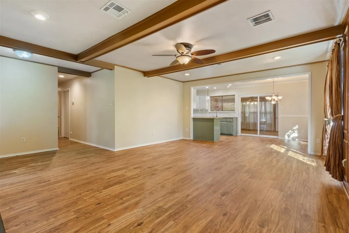 Single Family Residence For Sale in Mc Lennan County , 231 Del Rio Drive, Hewitt, Texas 76643, 4 Bedroom, 2 Bathroom, 2 Garage spaces, 2,190 Sqft, built in 1977, mls#21406039, Real Estate Agent in Hewitt, Homes For Sale in Mc Lennan county, Homes For Sale in Hewitt, Realtor in Hewitt Texas, Real Estate Brokerage Independent Realty Texas, Luminita Cordes Realtor