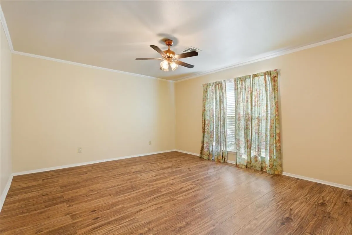 Single Family Residence For Sale in Mc Lennan County , 231 Del Rio Drive, Hewitt, Texas 76643, 4 Bedroom, 2 Bathroom, 2 Garage spaces, 2,190 Sqft, built in 1977, mls#21406039, Real Estate Agent in Hewitt, Homes For Sale in Mc Lennan county, Homes For Sale in Hewitt, Realtor in Hewitt Texas, Real Estate Brokerage Independent Realty Texas, Luminita Cordes Realtor