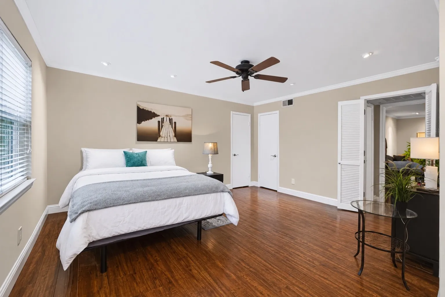 Recessed lighting, wood-finish flooring, white window blinds, white interior doors, and a ceiling fan with light