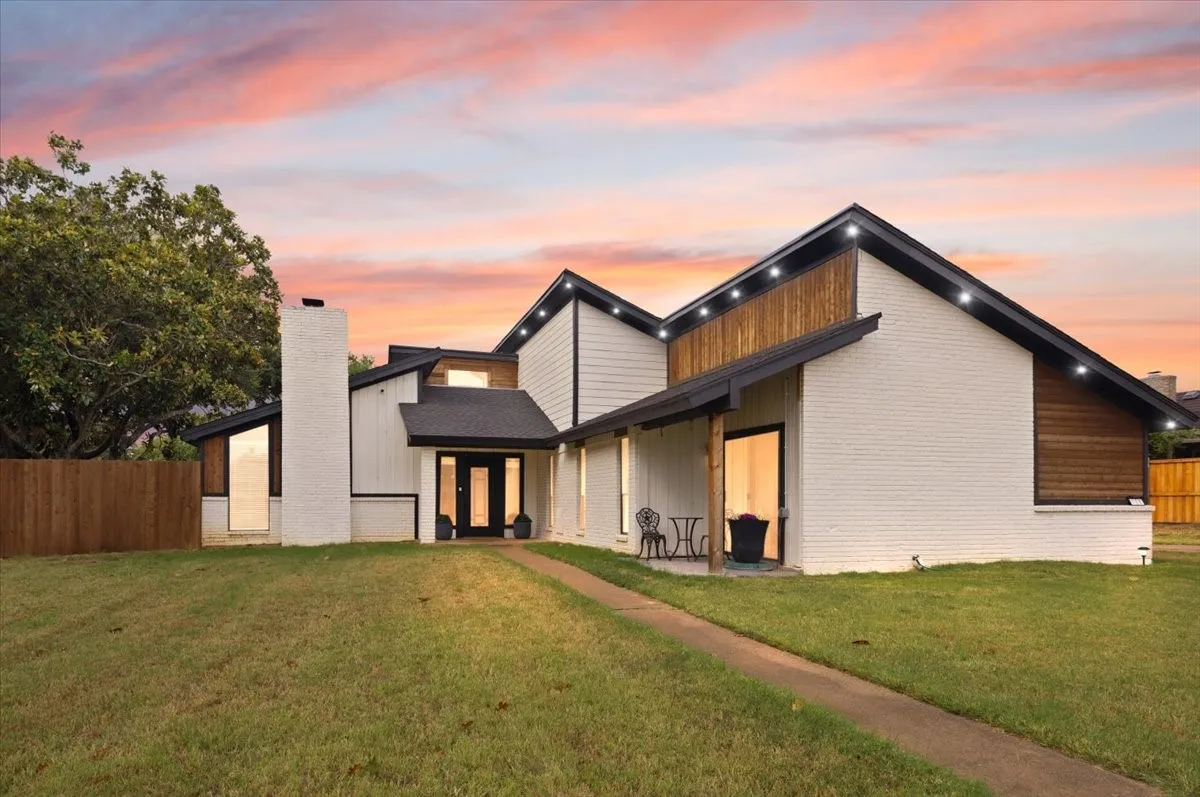 Single Family Residence For Sale in Johnson County , 104 San Medina Lane, Joshua, Texas 76058, 3 Bedroom, 3 Bathroom, 2 Garage spaces, 2,650 Sqft, built in 1979, mls#21400666, Real Estate Agent in Joshua, Homes For Sale in Johnson county, Homes For Sale in Joshua, Realtor in Joshua Texas, Real Estate Brokerage Independent Realty Texas, Luminita Cordes Realtor