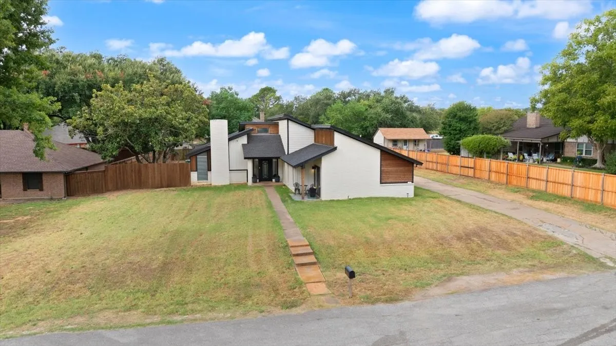 Single Family Residence For Sale in Johnson County , 104 San Medina Lane, Joshua, Texas 76058, 3 Bedroom, 3 Bathroom, 2 Garage spaces, 2,650 Sqft, built in 1979, mls#21400666, Real Estate Agent in Joshua, Homes For Sale in Johnson county, Homes For Sale in Joshua, Realtor in Joshua Texas, Real Estate Brokerage Independent Realty Texas, Luminita Cordes Realtor