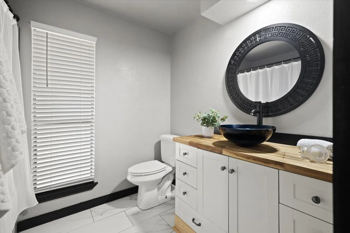 2nd Full Bath near the secondary Bedrooms