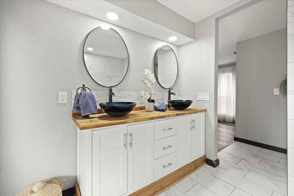 Dual sinks in primary bathroom