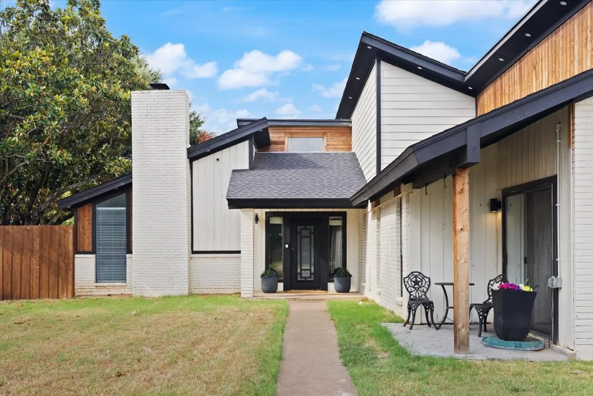 Single Family Residence For Sale in Johnson County , 104 San Medina Lane, Joshua, Texas 76058, 3 Bedroom, 3 Bathroom, 2 Garage spaces, 2,650 Sqft, built in 1979, mls#21400666, Real Estate Agent in Joshua, Homes For Sale in Johnson county, Homes For Sale in Joshua, Realtor in Joshua Texas, Real Estate Brokerage Independent Realty Texas, Luminita Cordes Realtor