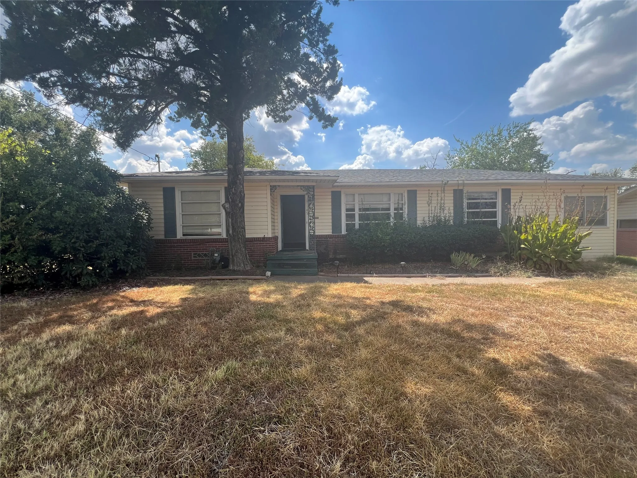Single Family Residence For Sale in Kaufman County , 105 Davidson Drive, Terrell, Texas 75160, 3 Bedroom, 2 Bathroom, Garage spaces, 1,704 Sqft, built in 1955, mls#21406603, Real Estate Agent in Terrell, Homes For Sale in Kaufman county, Homes For Sale in Terrell, Realtor in Terrell Texas, Real Estate Brokerage Independent Realty Texas, Luminita Cordes Realtor