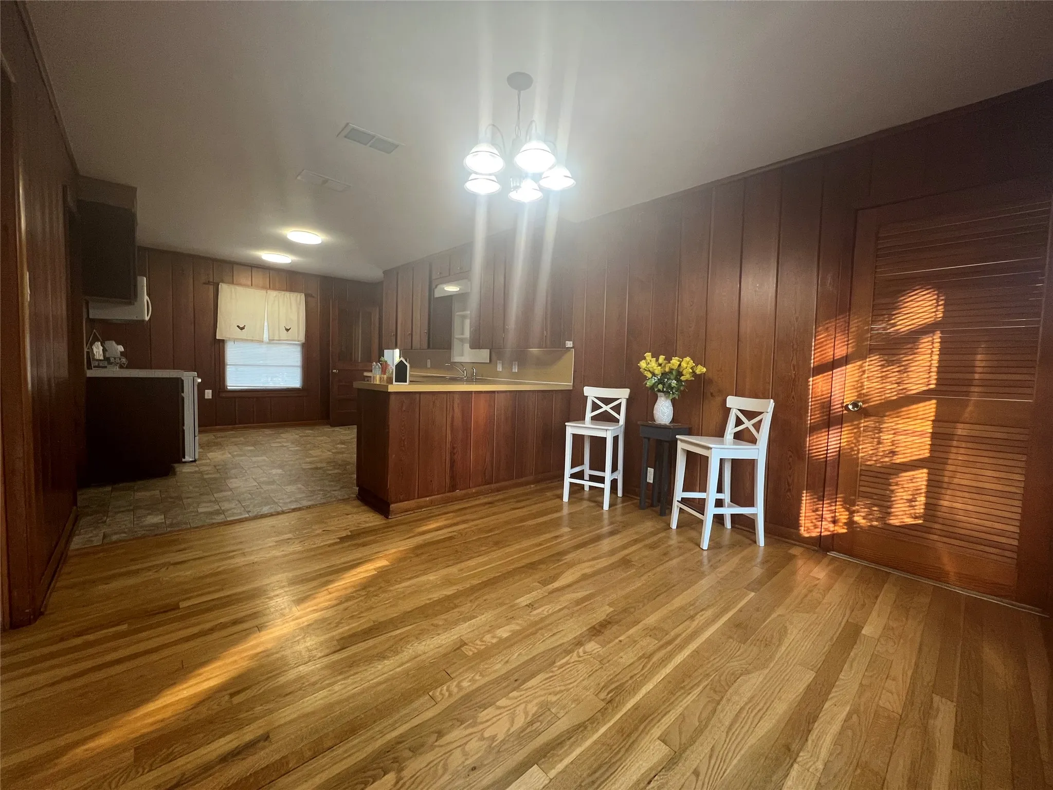 Single Family Residence For Sale in Kaufman County , 105 Davidson Drive, Terrell, Texas 75160, 3 Bedroom, 2 Bathroom, Garage spaces, 1,704 Sqft, built in 1955, mls#21406603, Real Estate Agent in Terrell, Homes For Sale in Kaufman county, Homes For Sale in Terrell, Realtor in Terrell Texas, Real Estate Brokerage Independent Realty Texas, Luminita Cordes Realtor