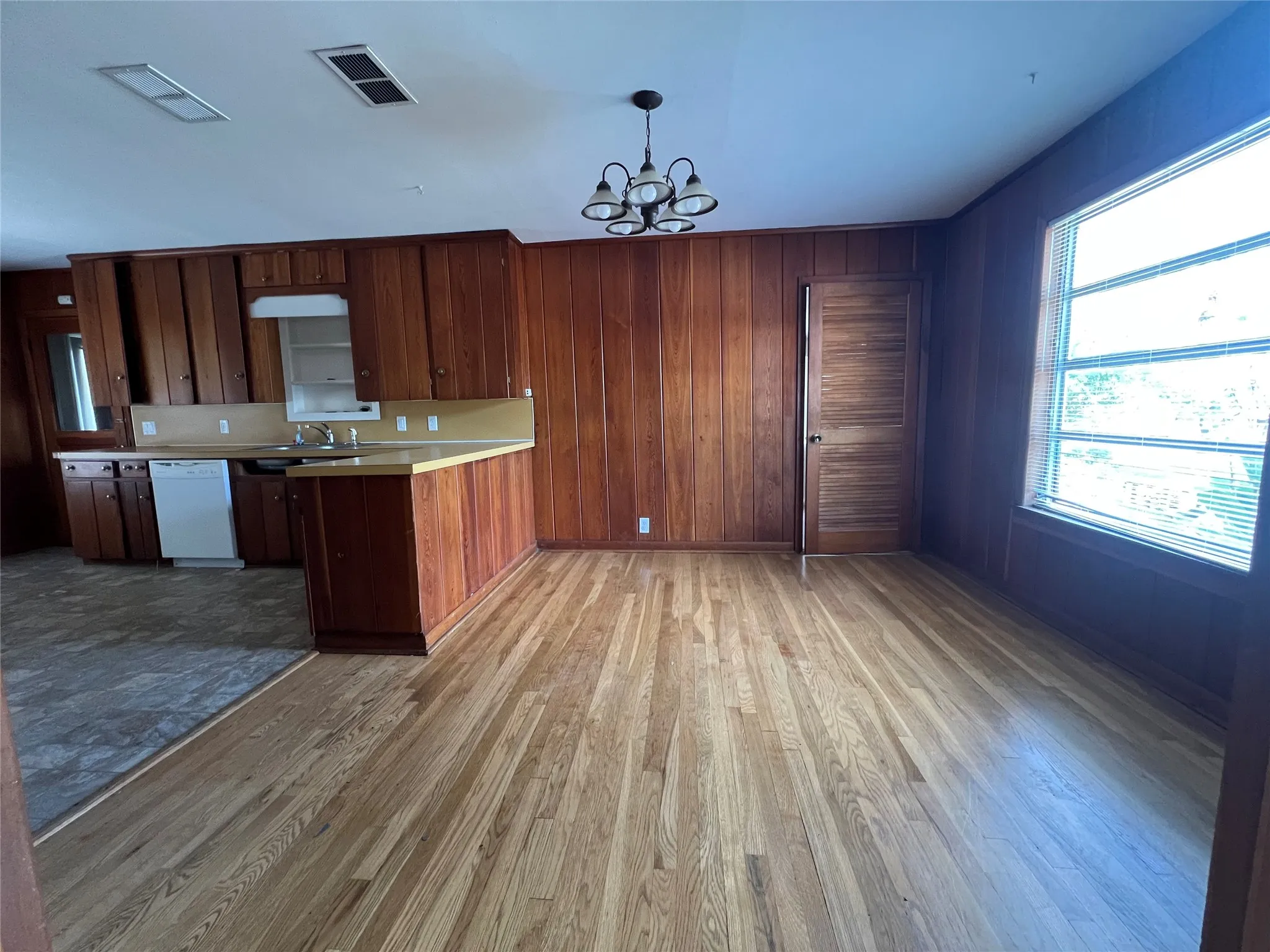 Single Family Residence For Sale in Kaufman County , 105 Davidson Drive, Terrell, Texas 75160, 3 Bedroom, 2 Bathroom, Garage spaces, 1,704 Sqft, built in 1955, mls#21406603, Real Estate Agent in Terrell, Homes For Sale in Kaufman county, Homes For Sale in Terrell, Realtor in Terrell Texas, Real Estate Brokerage Independent Realty Texas, Luminita Cordes Realtor