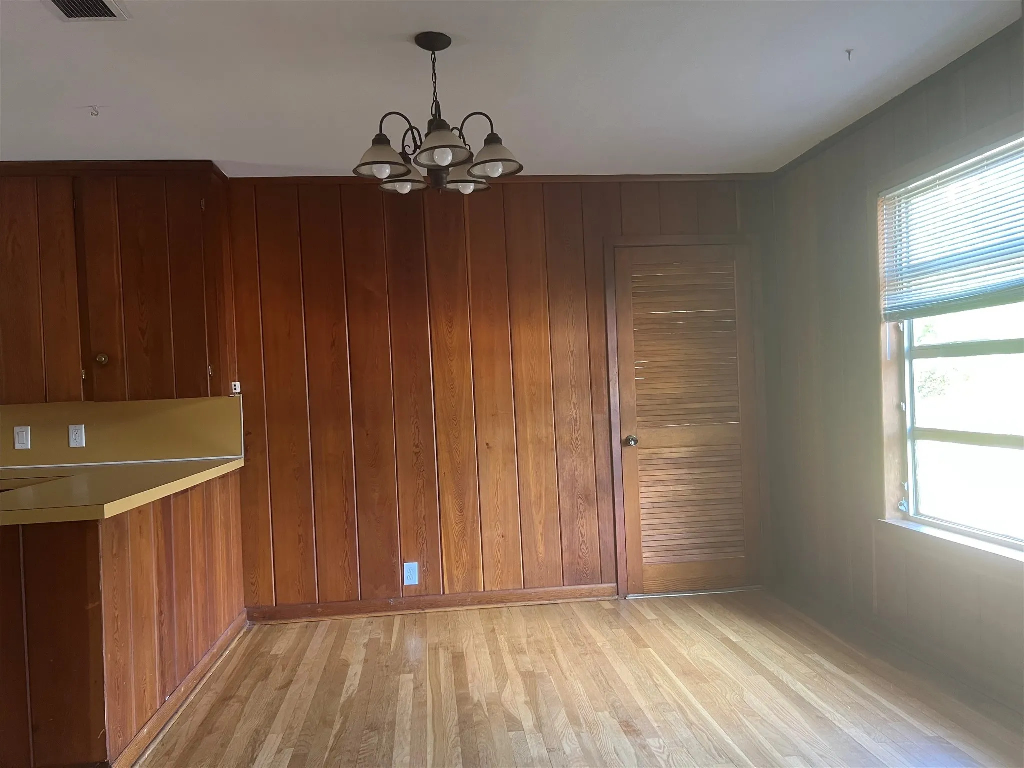 Single Family Residence For Sale in Kaufman County , 105 Davidson Drive, Terrell, Texas 75160, 3 Bedroom, 2 Bathroom, Garage spaces, 1,704 Sqft, built in 1955, mls#21406603, Real Estate Agent in Terrell, Homes For Sale in Kaufman county, Homes For Sale in Terrell, Realtor in Terrell Texas, Real Estate Brokerage Independent Realty Texas, Luminita Cordes Realtor