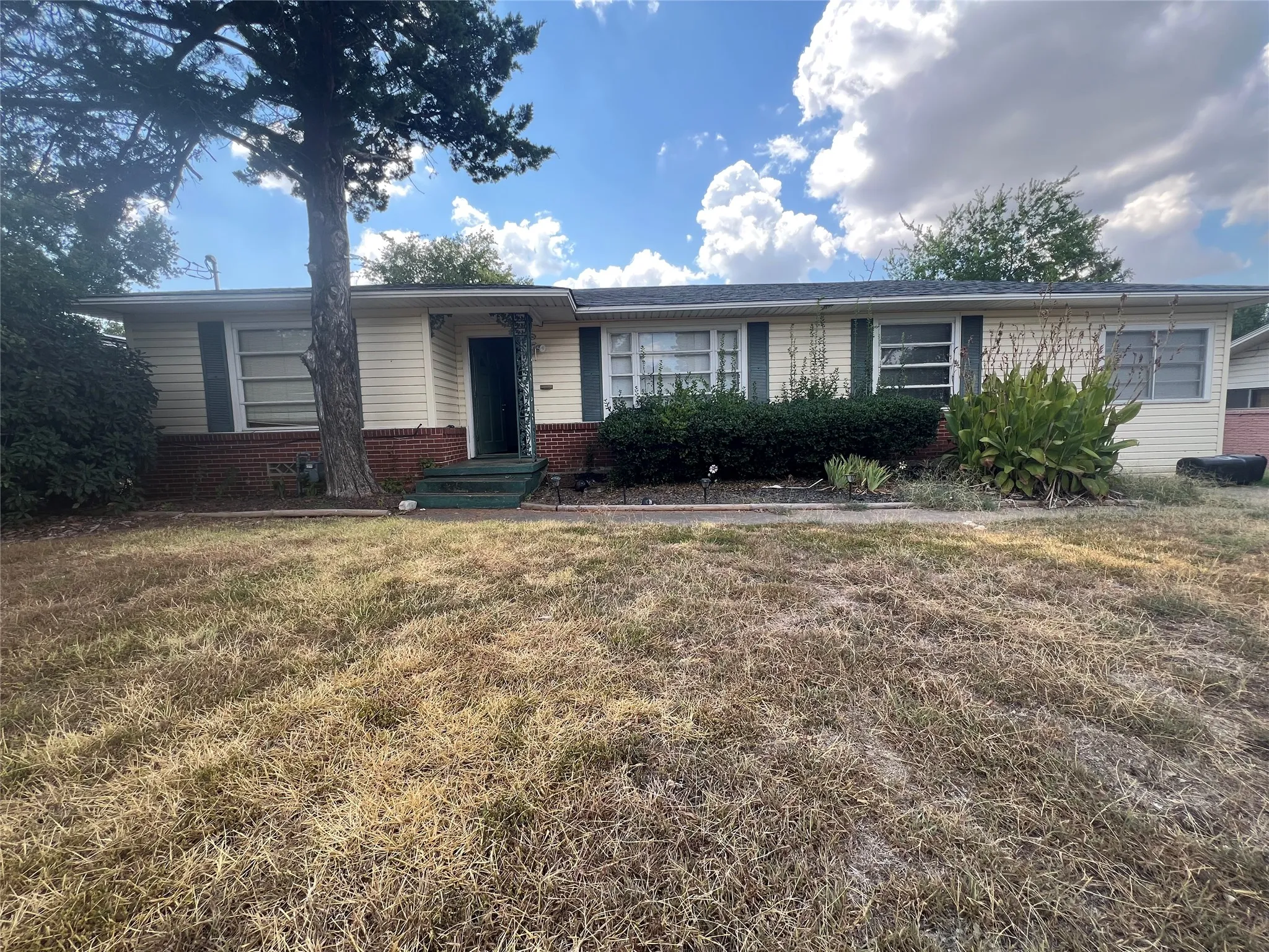 Single Family Residence For Sale in Kaufman County , 105 Davidson Drive, Terrell, Texas 75160, 3 Bedroom, 2 Bathroom, Garage spaces, 1,704 Sqft, built in 1955, mls#21406603, Real Estate Agent in Terrell, Homes For Sale in Kaufman county, Homes For Sale in Terrell, Realtor in Terrell Texas, Real Estate Brokerage Independent Realty Texas, Luminita Cordes Realtor
