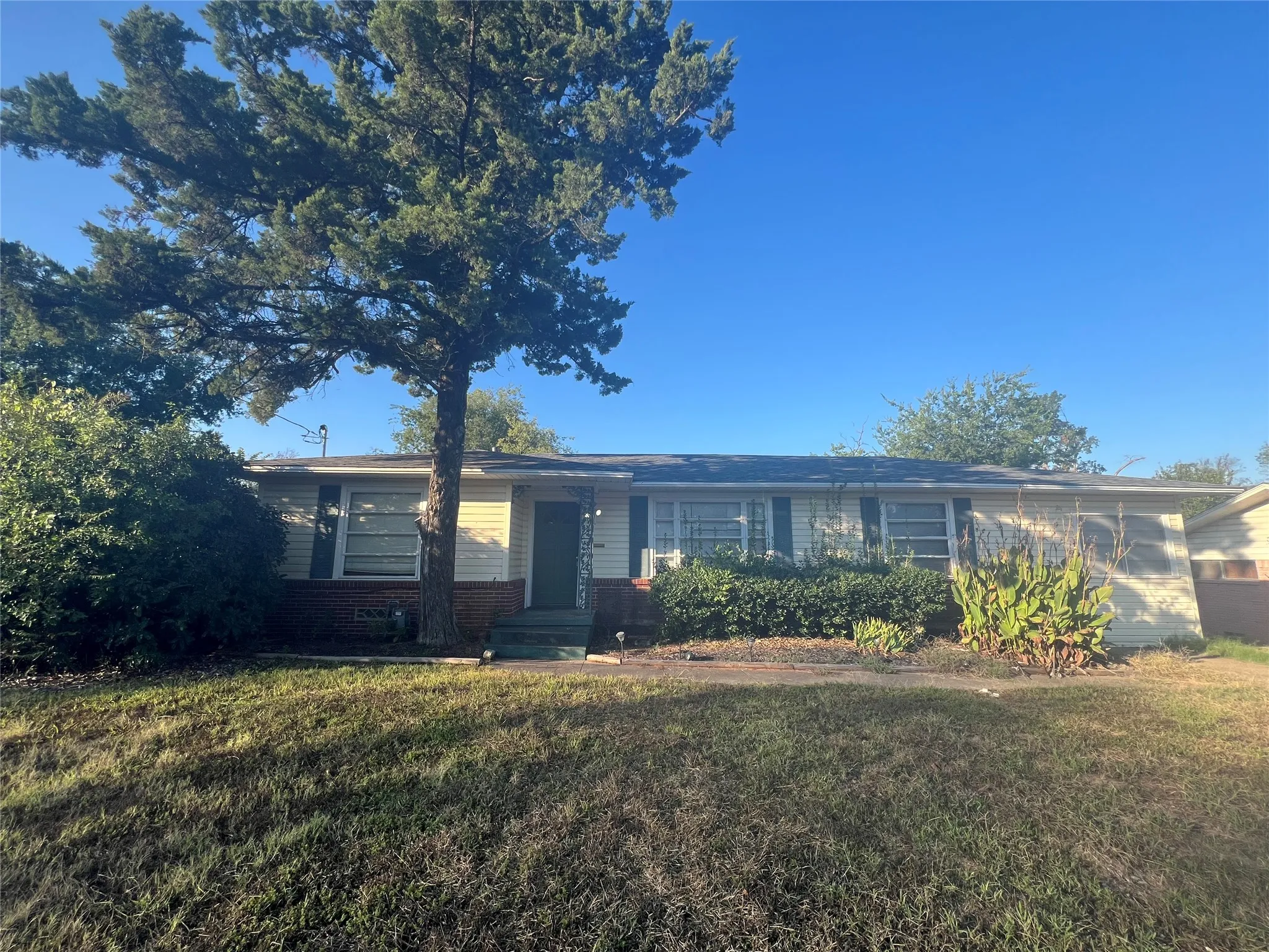 Single Family Residence For Sale in Kaufman County , 105 Davidson Drive, Terrell, Texas 75160, 3 Bedroom, 2 Bathroom, Garage spaces, 1,704 Sqft, built in 1955, mls#21406603, Real Estate Agent in Terrell, Homes For Sale in Kaufman county, Homes For Sale in Terrell, Realtor in Terrell Texas, Real Estate Brokerage Independent Realty Texas, Luminita Cordes Realtor