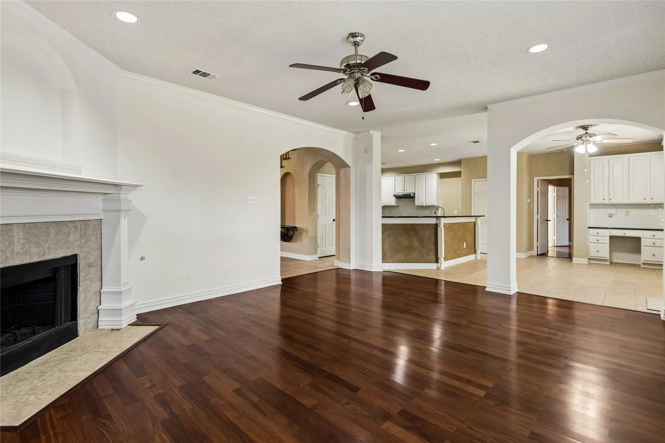 Single Family Residence For Sale in Tarrant County , 5536 Cranberry Drive, Fort Worth, Texas 76137, 4 Bedroom, 4 Bathroom, 3 Garage spaces, 4,002 Sqft, built in 2001, mls#21407223, Real Estate Agent in Fort Worth, Homes For Sale in Tarrant county, Homes For Sale in Fort Worth, Realtor in Fort Worth Texas, Real Estate Brokerage Independent Realty Texas, Luminita Cordes Realtor