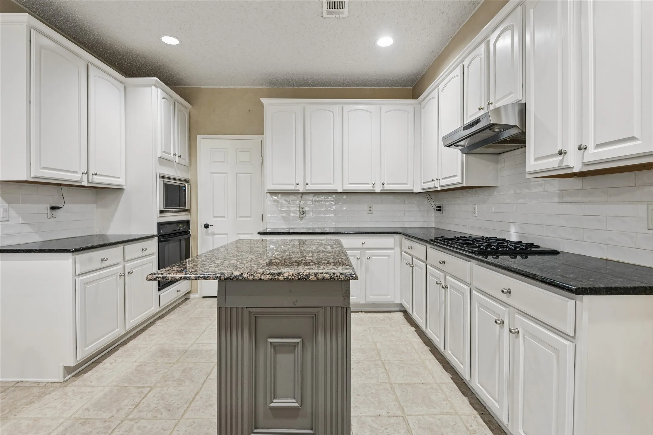 Single Family Residence For Sale in Tarrant County , 5536 Cranberry Drive, Fort Worth, Texas 76137, 4 Bedroom, 4 Bathroom, 3 Garage spaces, 4,002 Sqft, built in 2001, mls#21407223, Real Estate Agent in Fort Worth, Homes For Sale in Tarrant county, Homes For Sale in Fort Worth, Realtor in Fort Worth Texas, Real Estate Brokerage Independent Realty Texas, Luminita Cordes Realtor