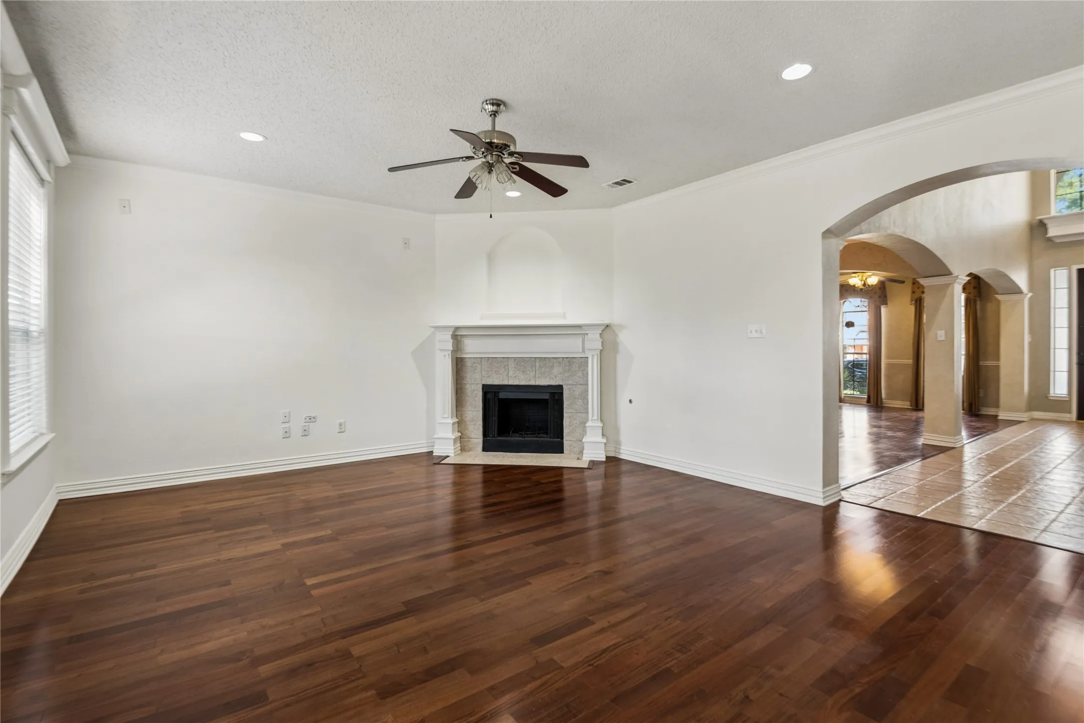 Single Family Residence For Sale in Tarrant County , 5536 Cranberry Drive, Fort Worth, Texas 76137, 4 Bedroom, 4 Bathroom, 3 Garage spaces, 4,002 Sqft, built in 2001, mls#21407223, Real Estate Agent in Fort Worth, Homes For Sale in Tarrant county, Homes For Sale in Fort Worth, Realtor in Fort Worth Texas, Real Estate Brokerage Independent Realty Texas, Luminita Cordes Realtor