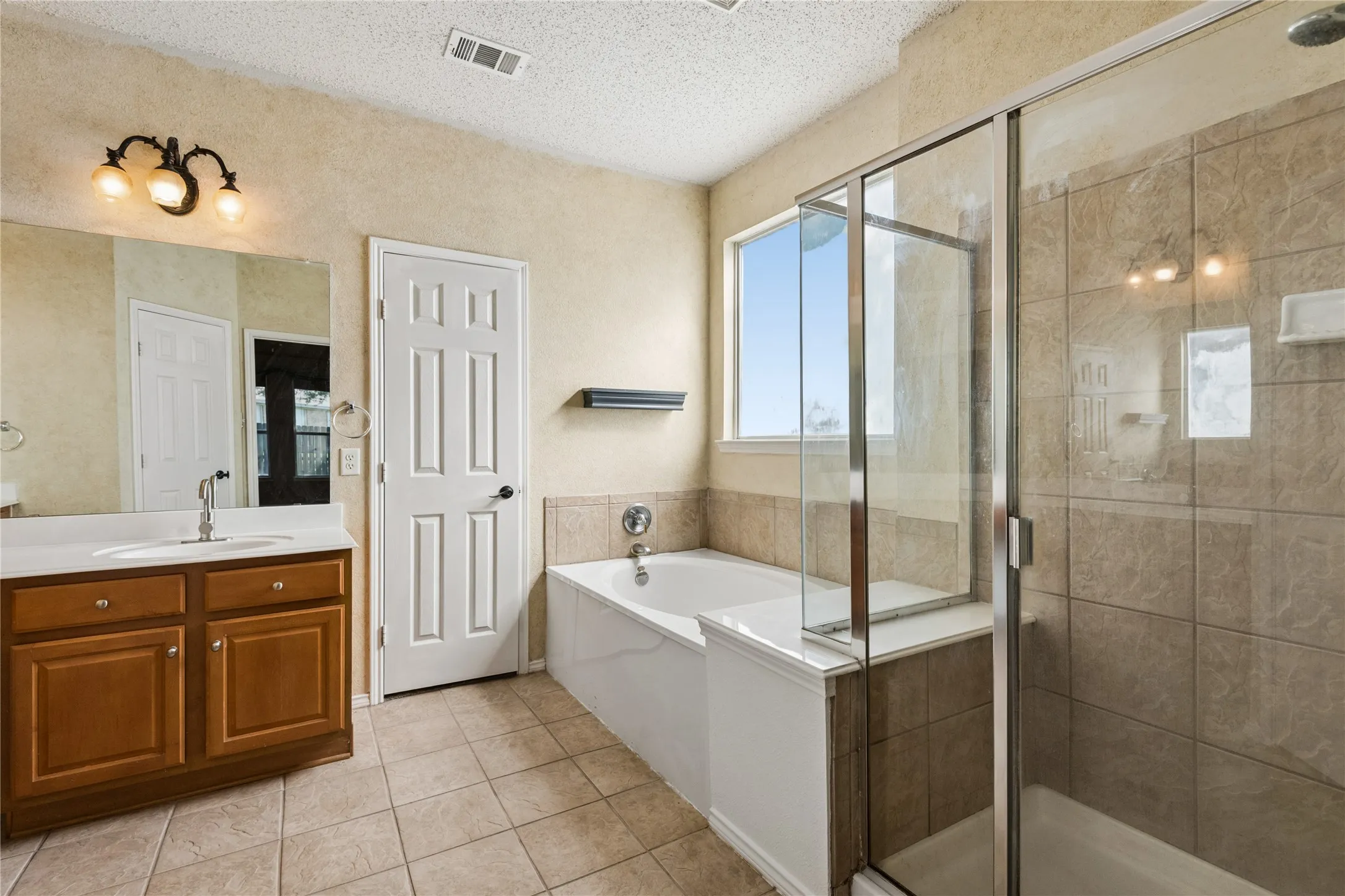 Single Family Residence For Sale in Tarrant County , 5536 Cranberry Drive, Fort Worth, Texas 76137, 4 Bedroom, 4 Bathroom, 3 Garage spaces, 4,002 Sqft, built in 2001, mls#21407223, Real Estate Agent in Fort Worth, Homes For Sale in Tarrant county, Homes For Sale in Fort Worth, Realtor in Fort Worth Texas, Real Estate Brokerage Independent Realty Texas, Luminita Cordes Realtor