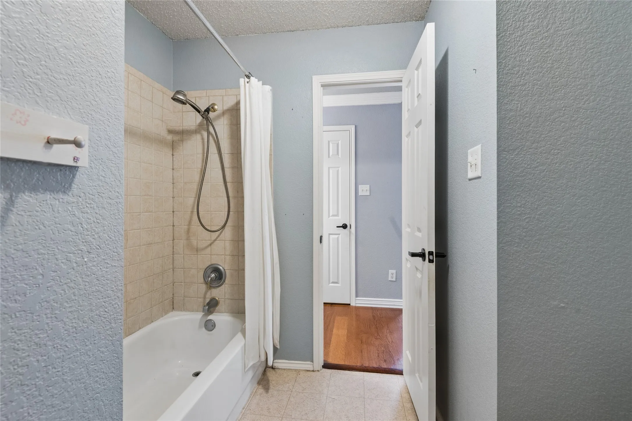 Single Family Residence For Sale in Tarrant County , 5536 Cranberry Drive, Fort Worth, Texas 76137, 4 Bedroom, 4 Bathroom, 3 Garage spaces, 4,002 Sqft, built in 2001, mls#21407223, Real Estate Agent in Fort Worth, Homes For Sale in Tarrant county, Homes For Sale in Fort Worth, Realtor in Fort Worth Texas, Real Estate Brokerage Independent Realty Texas, Luminita Cordes Realtor