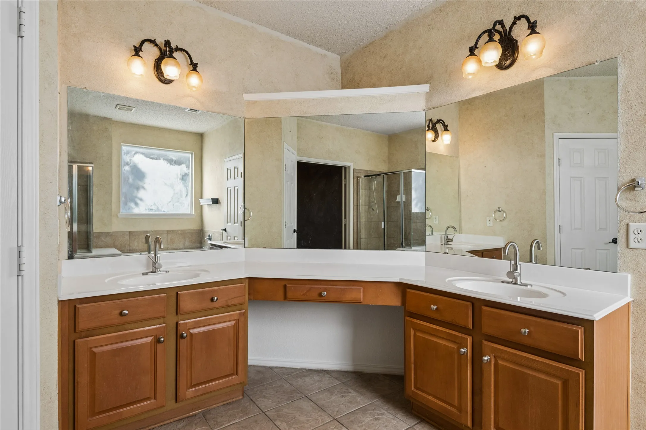 Single Family Residence For Sale in Tarrant County , 5536 Cranberry Drive, Fort Worth, Texas 76137, 4 Bedroom, 4 Bathroom, 3 Garage spaces, 4,002 Sqft, built in 2001, mls#21407223, Real Estate Agent in Fort Worth, Homes For Sale in Tarrant county, Homes For Sale in Fort Worth, Realtor in Fort Worth Texas, Real Estate Brokerage Independent Realty Texas, Luminita Cordes Realtor