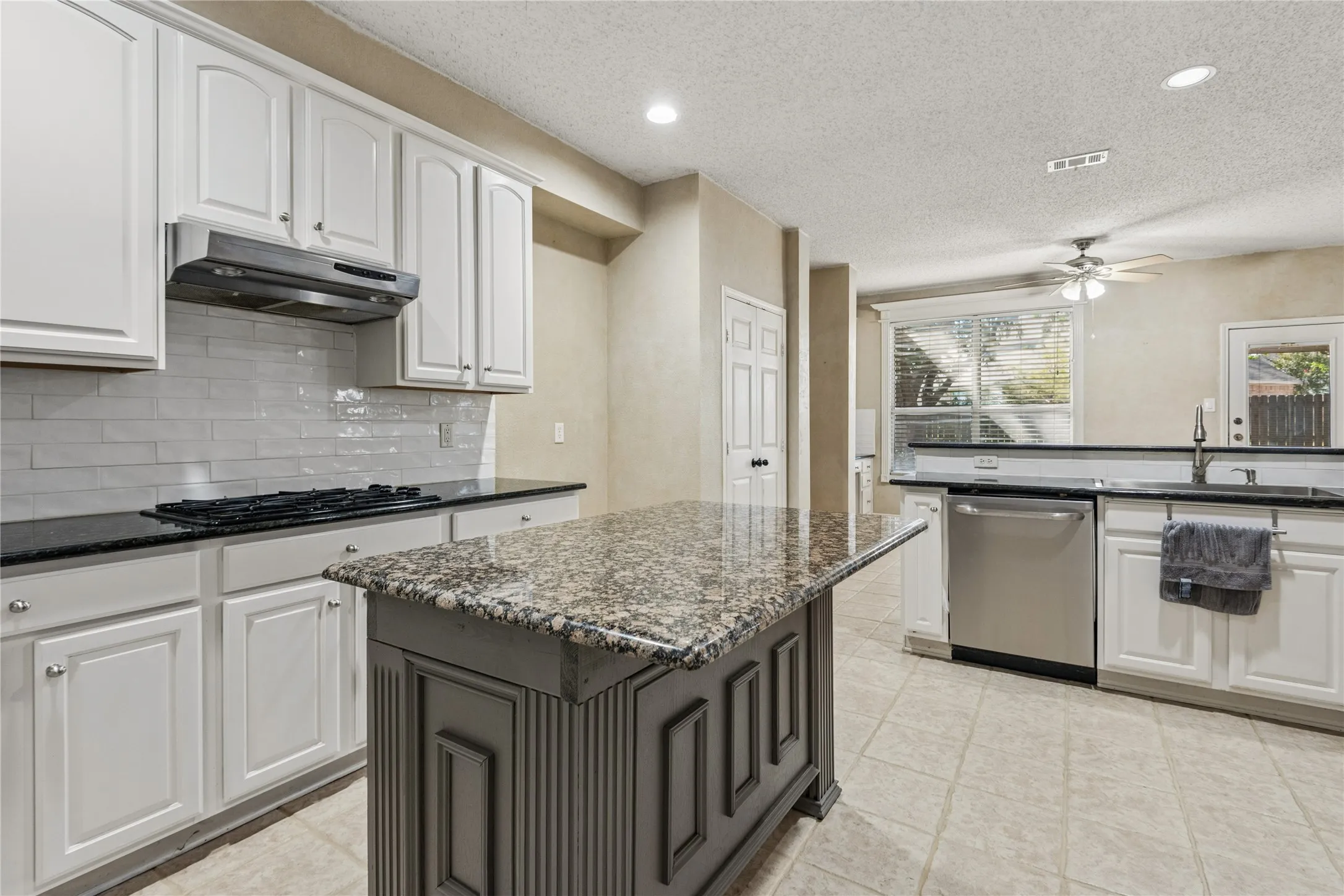 Single Family Residence For Sale in Tarrant County , 5536 Cranberry Drive, Fort Worth, Texas 76137, 4 Bedroom, 4 Bathroom, 3 Garage spaces, 4,002 Sqft, built in 2001, mls#21407223, Real Estate Agent in Fort Worth, Homes For Sale in Tarrant county, Homes For Sale in Fort Worth, Realtor in Fort Worth Texas, Real Estate Brokerage Independent Realty Texas, Luminita Cordes Realtor