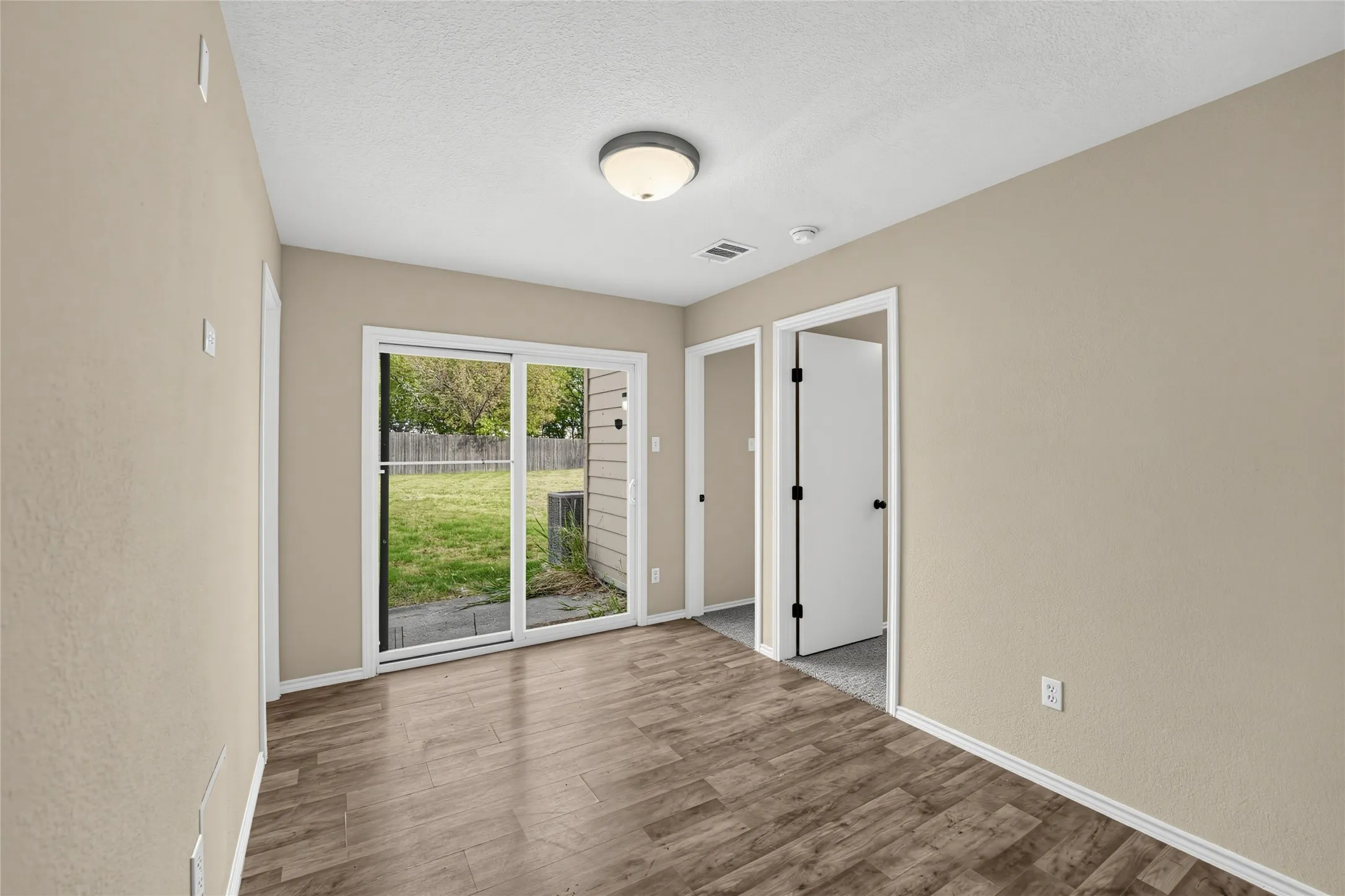 Single Family Residence For Sale in Denton County , 1335 Jasmine Drive, Lewisville, Texas 75077, 3 Bedroom, 2 Bathroom, 2 Garage spaces, 1,625 Sqft, built in 1986, mls#21396425, Real Estate Agent in Lewisville, Homes For Sale in Denton county, Homes For Sale in Lewisville, Realtor in Lewisville Texas, Real Estate Brokerage Independent Realty Texas, Luminita Cordes Realtor