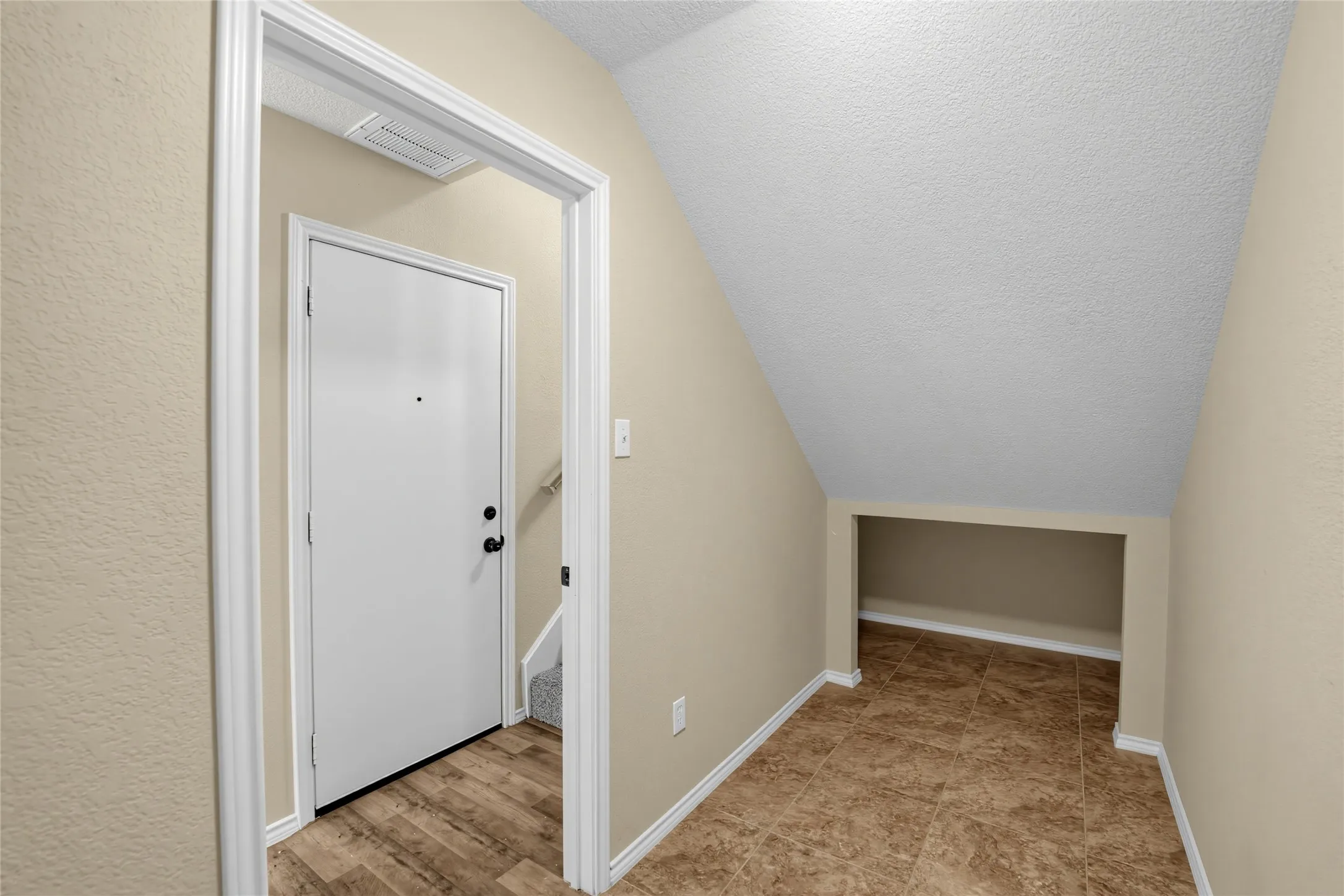 Single Family Residence For Sale in Denton County , 1335 Jasmine Drive, Lewisville, Texas 75077, 3 Bedroom, 2 Bathroom, 2 Garage spaces, 1,625 Sqft, built in 1986, mls#21396425, Real Estate Agent in Lewisville, Homes For Sale in Denton county, Homes For Sale in Lewisville, Realtor in Lewisville Texas, Real Estate Brokerage Independent Realty Texas, Luminita Cordes Realtor