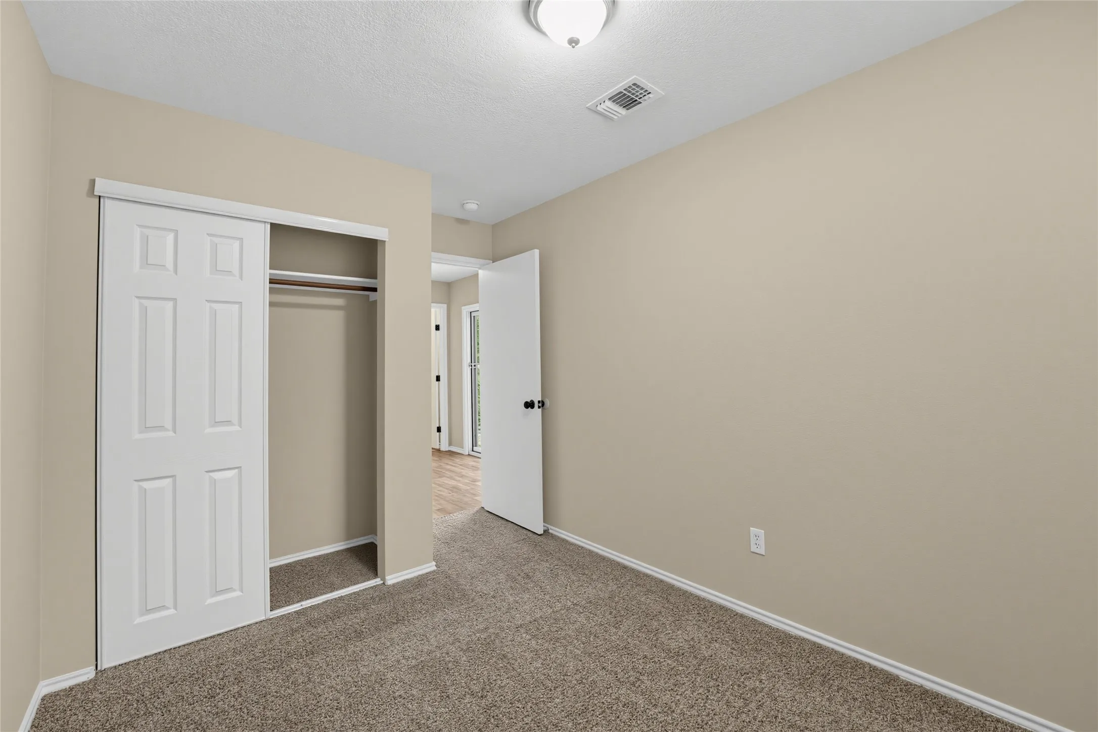 Single Family Residence For Sale in Denton County , 1335 Jasmine Drive, Lewisville, Texas 75077, 3 Bedroom, 2 Bathroom, 2 Garage spaces, 1,625 Sqft, built in 1986, mls#21396425, Real Estate Agent in Lewisville, Homes For Sale in Denton county, Homes For Sale in Lewisville, Realtor in Lewisville Texas, Real Estate Brokerage Independent Realty Texas, Luminita Cordes Realtor