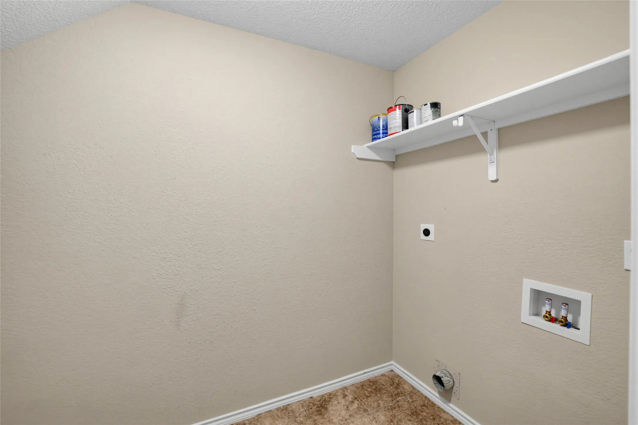 Single Family Residence For Sale in Denton County , 1335 Jasmine Drive, Lewisville, Texas 75077, 3 Bedroom, 2 Bathroom, 2 Garage spaces, 1,625 Sqft, built in 1986, mls#21396425, Real Estate Agent in Lewisville, Homes For Sale in Denton county, Homes For Sale in Lewisville, Realtor in Lewisville Texas, Real Estate Brokerage Independent Realty Texas, Luminita Cordes Realtor