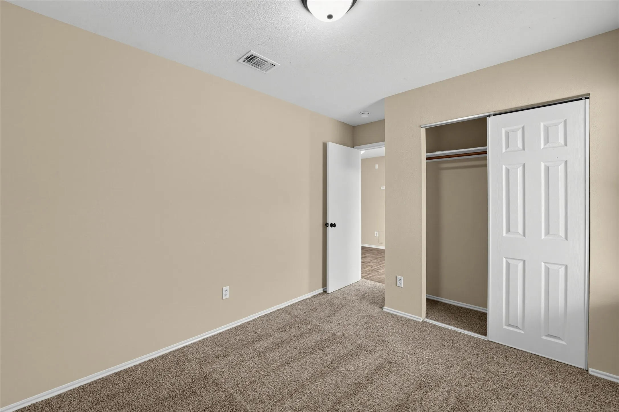 Single Family Residence For Sale in Denton County , 1335 Jasmine Drive, Lewisville, Texas 75077, 3 Bedroom, 2 Bathroom, 2 Garage spaces, 1,625 Sqft, built in 1986, mls#21396425, Real Estate Agent in Lewisville, Homes For Sale in Denton county, Homes For Sale in Lewisville, Realtor in Lewisville Texas, Real Estate Brokerage Independent Realty Texas, Luminita Cordes Realtor