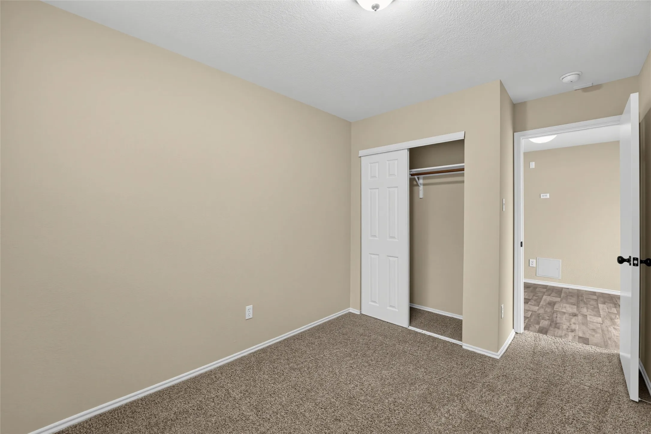 Single Family Residence For Sale in Denton County , 1335 Jasmine Drive, Lewisville, Texas 75077, 3 Bedroom, 2 Bathroom, 2 Garage spaces, 1,625 Sqft, built in 1986, mls#21396425, Real Estate Agent in Lewisville, Homes For Sale in Denton county, Homes For Sale in Lewisville, Realtor in Lewisville Texas, Real Estate Brokerage Independent Realty Texas, Luminita Cordes Realtor
