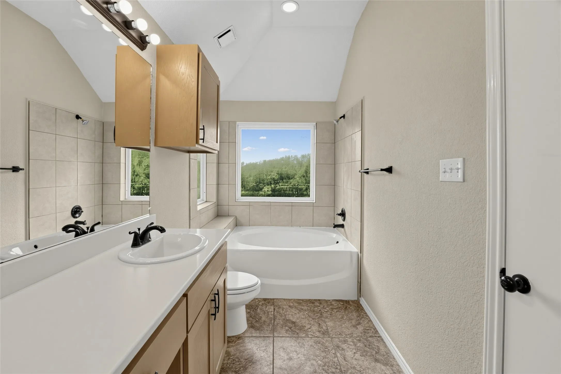 Single Family Residence For Sale in Denton County , 1335 Jasmine Drive, Lewisville, Texas 75077, 3 Bedroom, 2 Bathroom, 2 Garage spaces, 1,625 Sqft, built in 1986, mls#21396425, Real Estate Agent in Lewisville, Homes For Sale in Denton county, Homes For Sale in Lewisville, Realtor in Lewisville Texas, Real Estate Brokerage Independent Realty Texas, Luminita Cordes Realtor