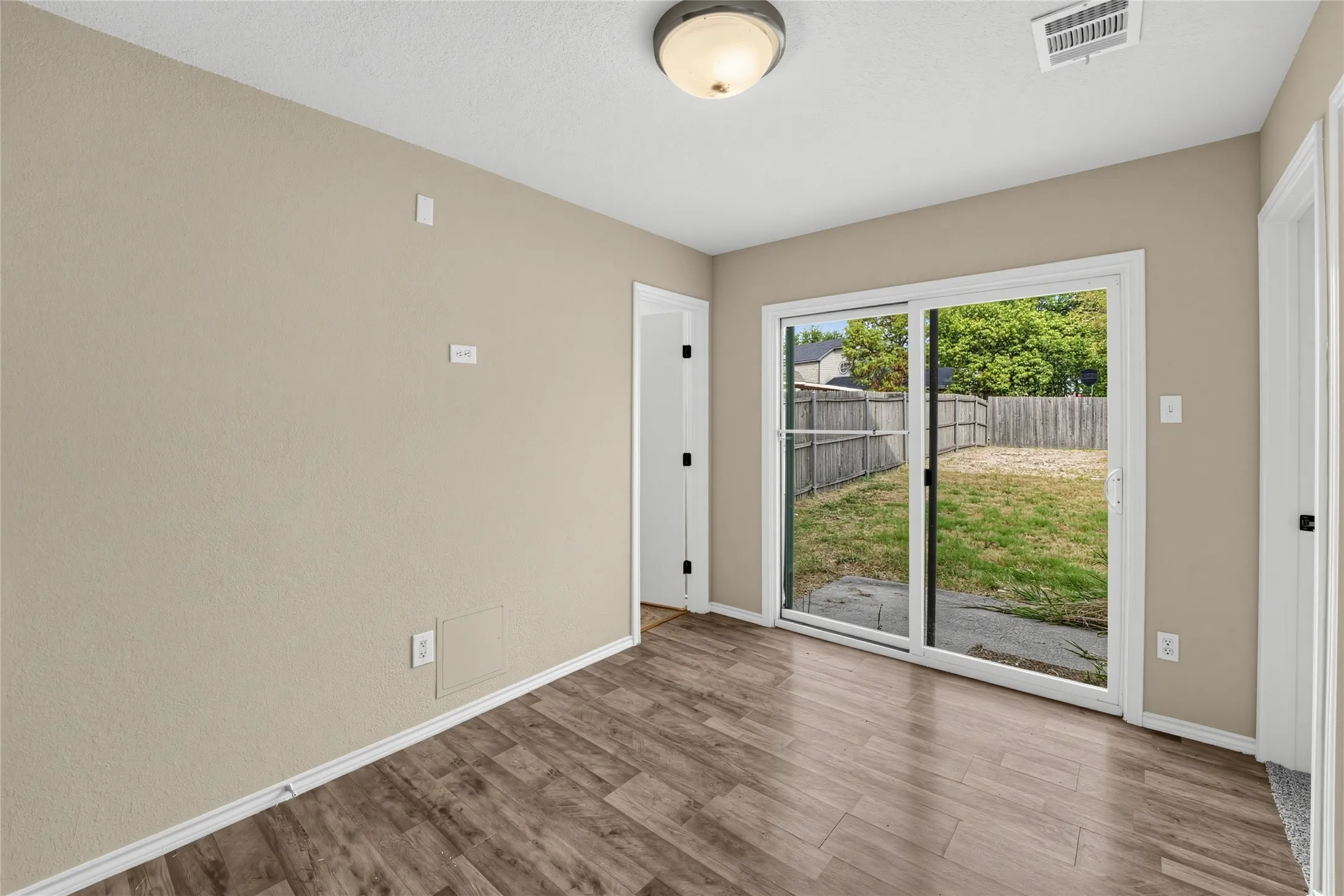 Single Family Residence For Sale in Denton County , 1335 Jasmine Drive, Lewisville, Texas 75077, 3 Bedroom, 2 Bathroom, 2 Garage spaces, 1,625 Sqft, built in 1986, mls#21396425, Real Estate Agent in Lewisville, Homes For Sale in Denton county, Homes For Sale in Lewisville, Realtor in Lewisville Texas, Real Estate Brokerage Independent Realty Texas, Luminita Cordes Realtor
