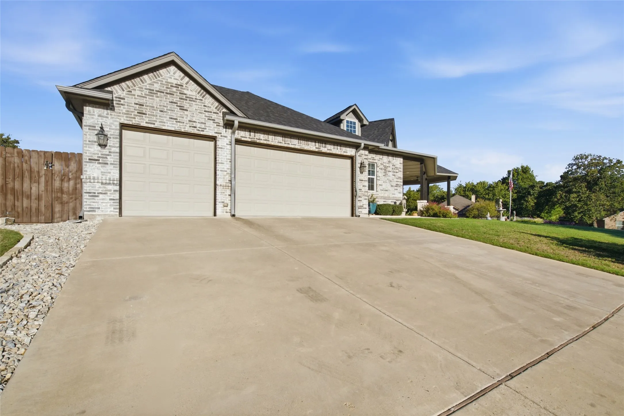 Single Family Residence For Sale in Tarrant County , 108 Ty Lane, Azle, Texas 76020, 3 Bedroom, 2 Bathroom, 3 Garage spaces, 2,273 Sqft, built in 2019, mls#21407233, Real Estate Agent in Azle, Homes For Sale in Tarrant county, Homes For Sale in Azle, Realtor in Azle Texas, Real Estate Brokerage Independent Realty Texas, Luminita Cordes Realtor