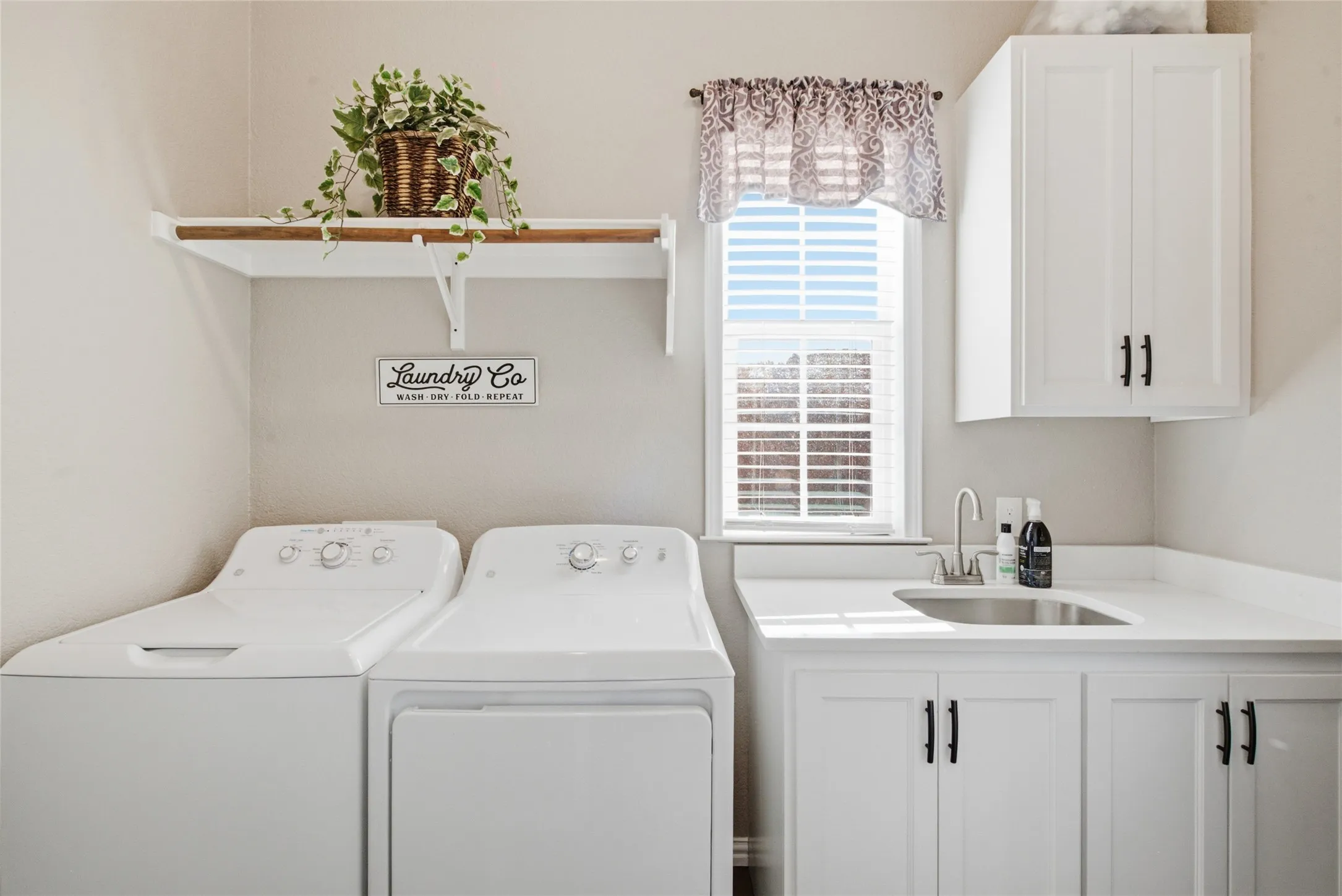 Single Family Residence For Sale in Tarrant County , 108 Ty Lane, Azle, Texas 76020, 3 Bedroom, 2 Bathroom, 3 Garage spaces, 2,273 Sqft, built in 2019, mls#21407233, Real Estate Agent in Azle, Homes For Sale in Tarrant county, Homes For Sale in Azle, Realtor in Azle Texas, Real Estate Brokerage Independent Realty Texas, Luminita Cordes Realtor