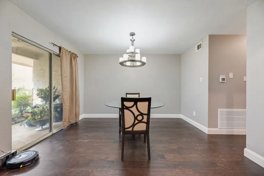 Townhouse For Sale in Denton County , 15 Oakbrook Drive, Lewisville, Texas 75057, 3 Bedroom, 3 Bathroom, 1 Garage spaces, 1,970 Sqft, built in 1985, mls#21406509, Real Estate Agent in Lewisville, Homes For Sale in Denton county, Homes For Sale in Lewisville, Realtor in Lewisville Texas, Real Estate Brokerage Independent Realty Texas, Luminita Cordes Realtor