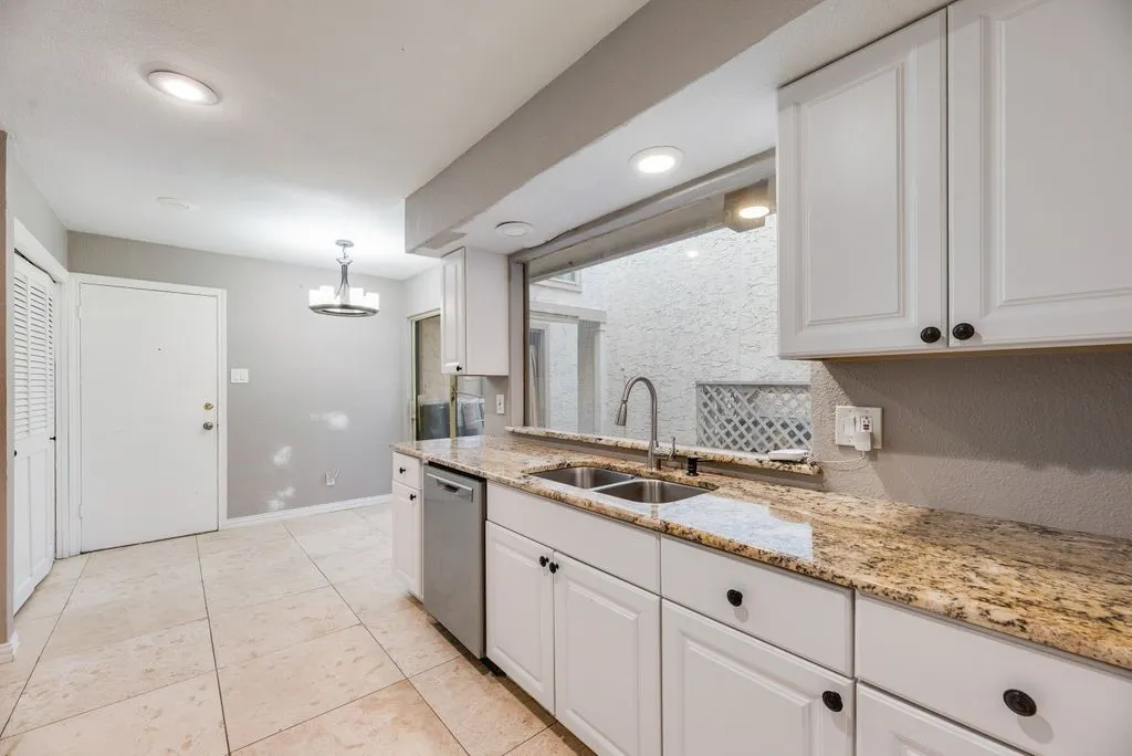 Townhouse For Sale in Denton County , 15 Oakbrook Drive, Lewisville, Texas 75057, 3 Bedroom, 3 Bathroom, 1 Garage spaces, 1,970 Sqft, built in 1985, mls#21406509, Real Estate Agent in Lewisville, Homes For Sale in Denton county, Homes For Sale in Lewisville, Realtor in Lewisville Texas, Real Estate Brokerage Independent Realty Texas, Luminita Cordes Realtor