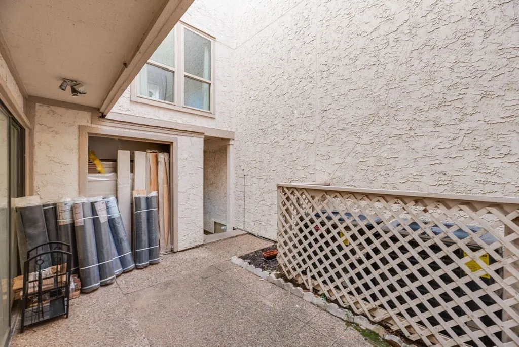 Townhouse For Sale in Denton County , 15 Oakbrook Drive, Lewisville, Texas 75057, 3 Bedroom, 3 Bathroom, 1 Garage spaces, 1,970 Sqft, built in 1985, mls#21406509, Real Estate Agent in Lewisville, Homes For Sale in Denton county, Homes For Sale in Lewisville, Realtor in Lewisville Texas, Real Estate Brokerage Independent Realty Texas, Luminita Cordes Realtor