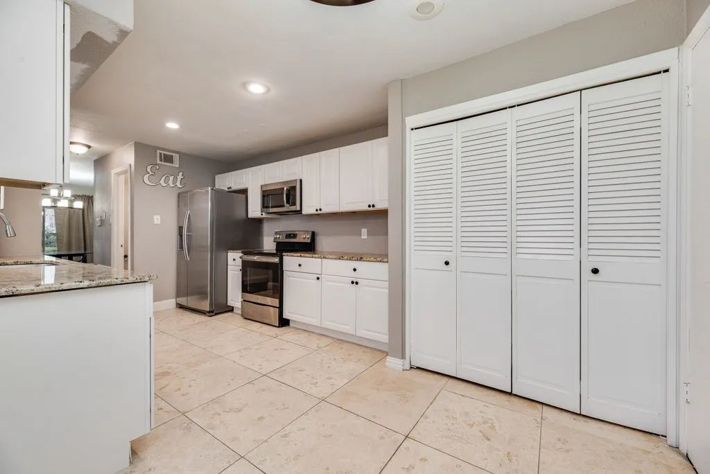 Townhouse For Sale in Denton County , 15 Oakbrook Drive, Lewisville, Texas 75057, 3 Bedroom, 3 Bathroom, 1 Garage spaces, 1,970 Sqft, built in 1985, mls#21406509, Real Estate Agent in Lewisville, Homes For Sale in Denton county, Homes For Sale in Lewisville, Realtor in Lewisville Texas, Real Estate Brokerage Independent Realty Texas, Luminita Cordes Realtor