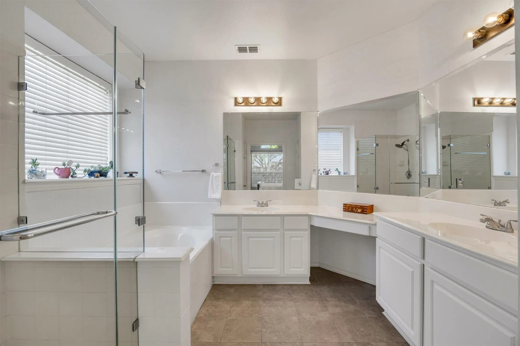 Single Family Residence For Sale in Collin County , 419 Lakefield Drive, Murphy, Texas 75094, 5 Bedroom, 3 Bathroom, 2 Garage spaces, 2,949 Sqft, built in 2000, mls#21405570, Real Estate Agent in Murphy, Homes For Sale in Collin county, Homes For Sale in Murphy, Realtor in Murphy Texas, Real Estate Brokerage Independent Realty Texas, Luminita Cordes Realtor