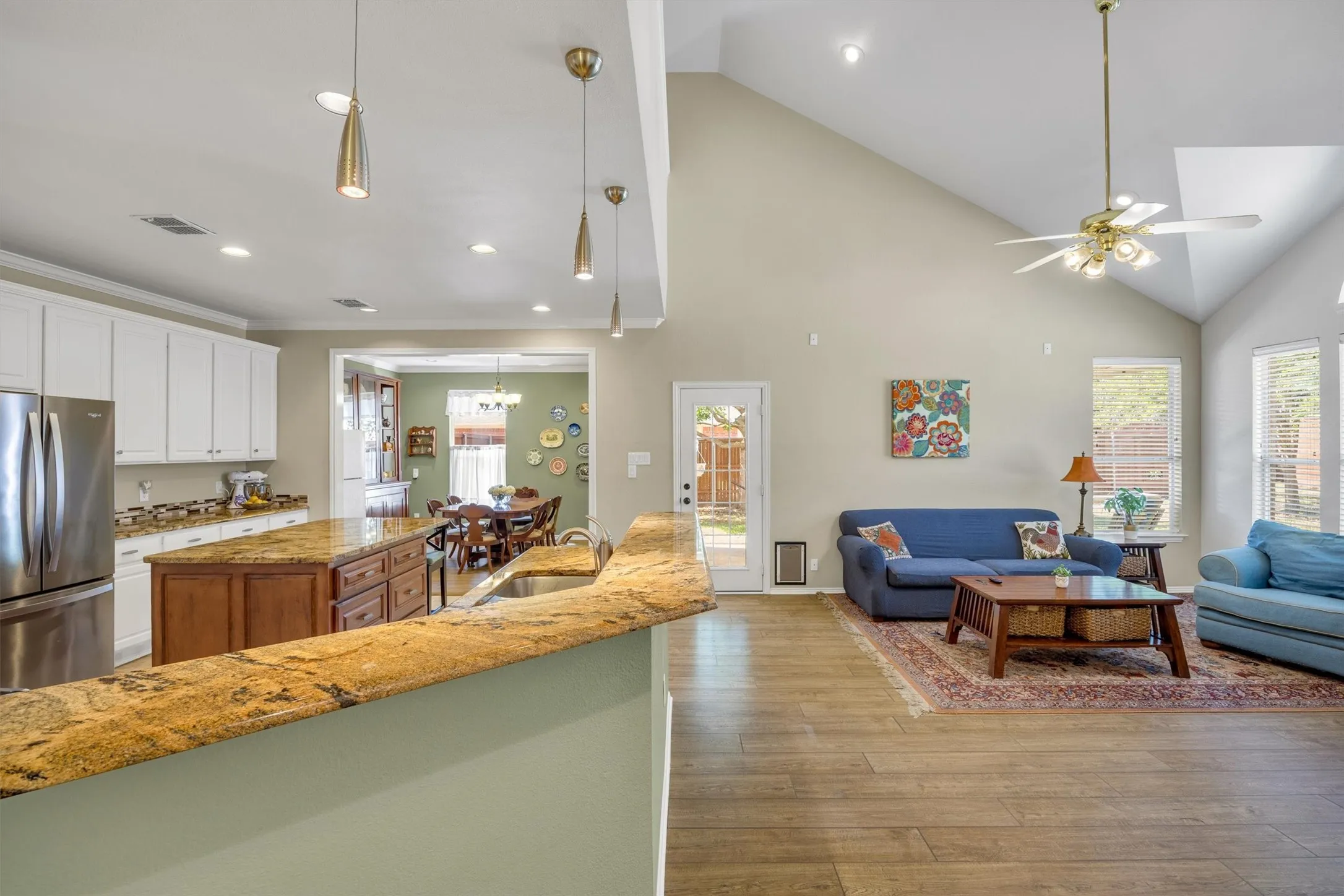Single Family Residence For Sale in Collin County , 419 Lakefield Drive, Murphy, Texas 75094, 5 Bedroom, 3 Bathroom, 2 Garage spaces, 2,949 Sqft, built in 2000, mls#21405570, Real Estate Agent in Murphy, Homes For Sale in Collin county, Homes For Sale in Murphy, Realtor in Murphy Texas, Real Estate Brokerage Independent Realty Texas, Luminita Cordes Realtor