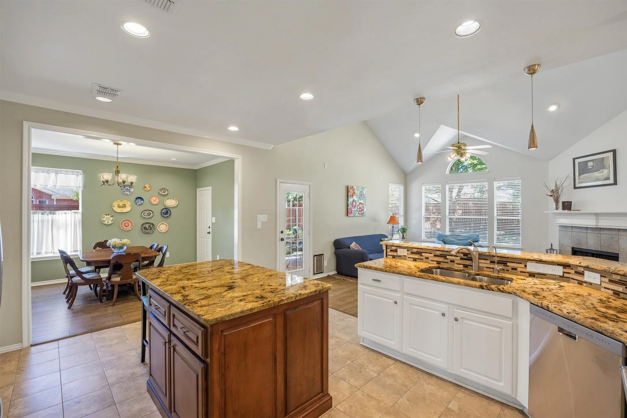 Single Family Residence For Sale in Collin County , 419 Lakefield Drive, Murphy, Texas 75094, 5 Bedroom, 3 Bathroom, 2 Garage spaces, 2,949 Sqft, built in 2000, mls#21405570, Real Estate Agent in Murphy, Homes For Sale in Collin county, Homes For Sale in Murphy, Realtor in Murphy Texas, Real Estate Brokerage Independent Realty Texas, Luminita Cordes Realtor