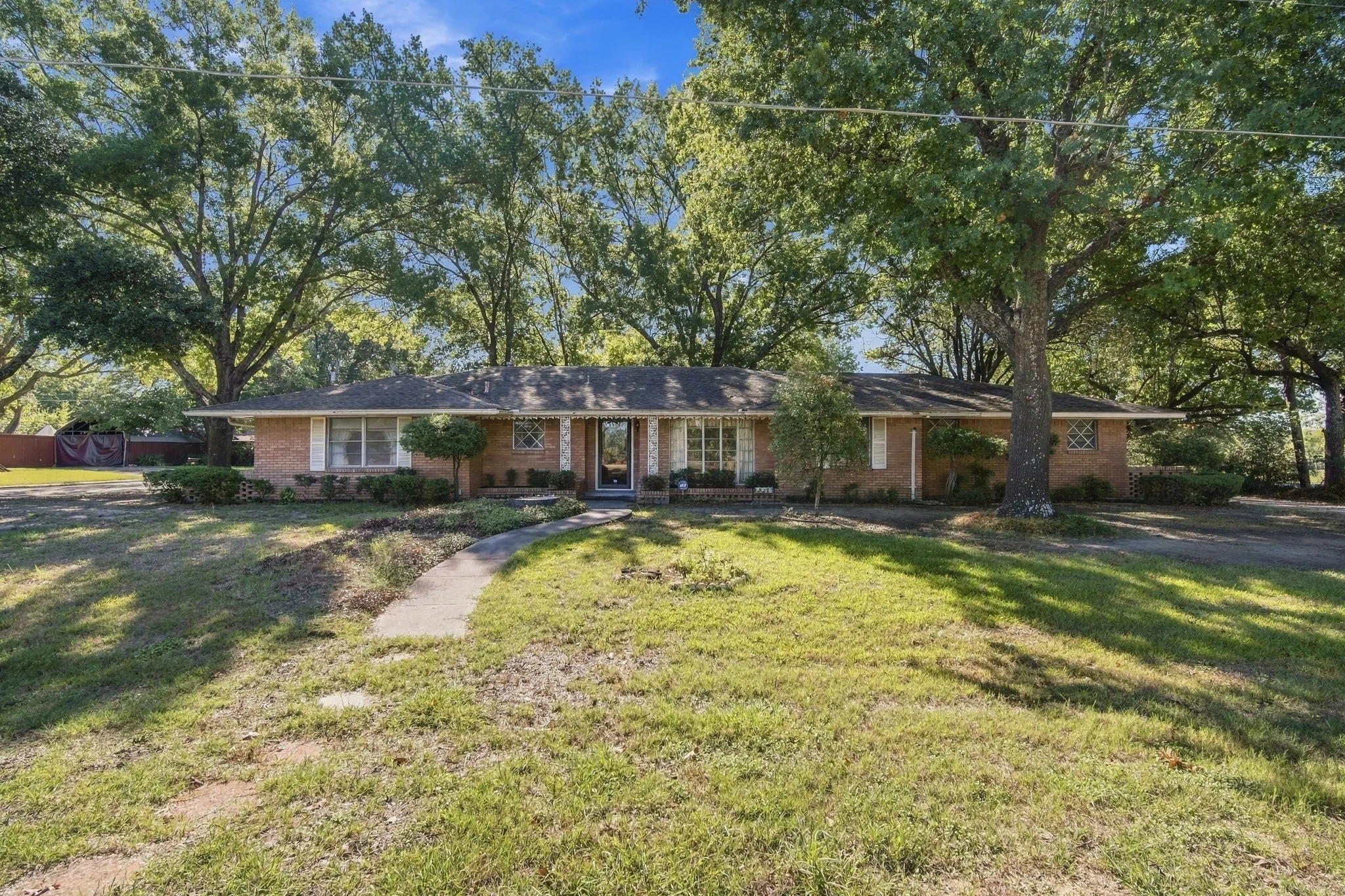 Single Family Residence For Sale in Ellis County , 522 Old Telico Road, Ennis, Texas 75119, 3 Bedroom, 2 Bathroom, 2 Garage spaces, 1,924 Sqft, built in 1962, mls#21406545, Real Estate Agent in Ennis, Homes For Sale in Ellis county, Homes For Sale in Ennis, Realtor in Ennis Texas, Real Estate Brokerage Independent Realty Texas, Luminita Cordes Realtor