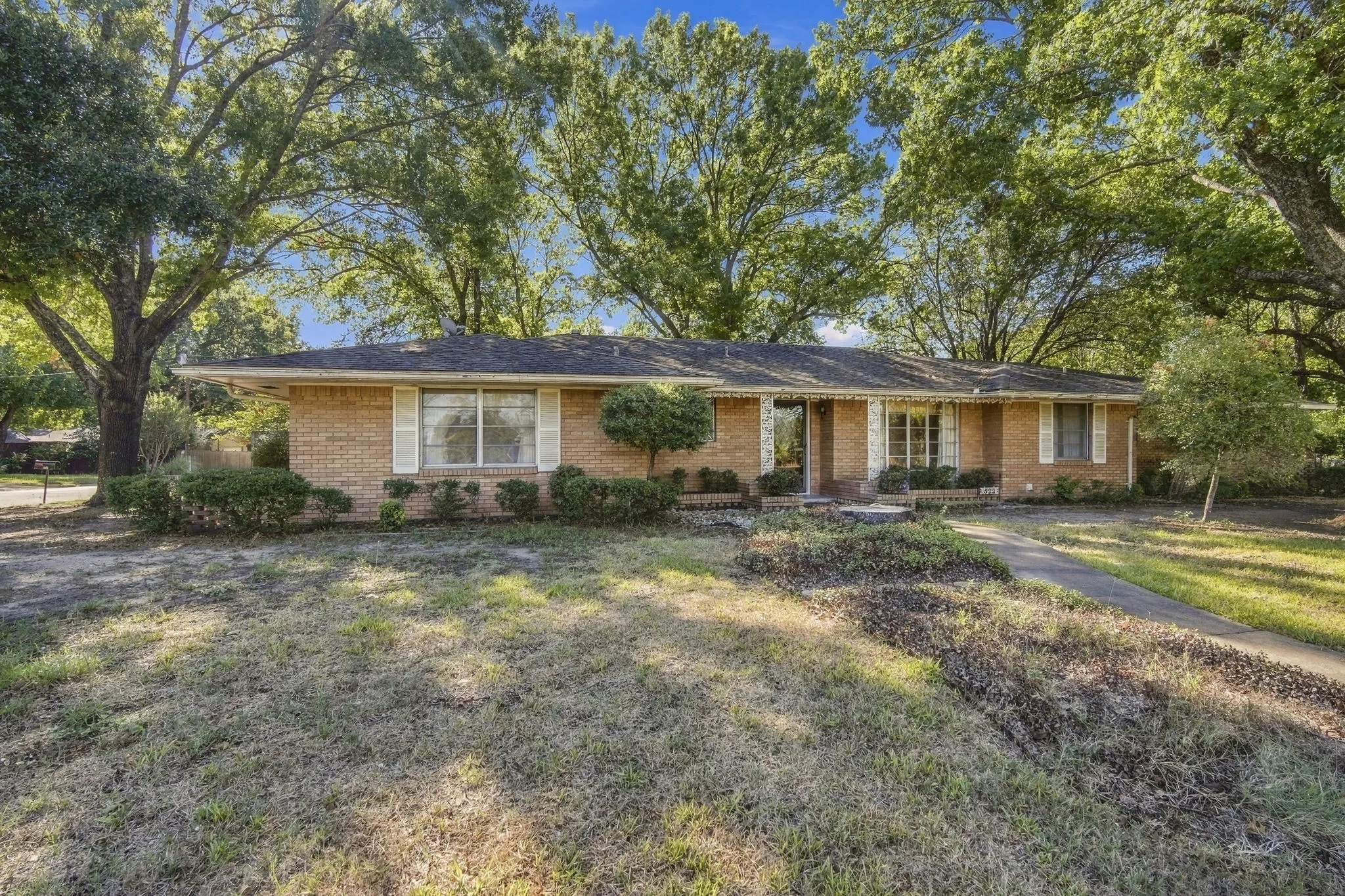 Single Family Residence For Sale in Ellis County , 522 Old Telico Road, Ennis, Texas 75119, 3 Bedroom, 2 Bathroom, 2 Garage spaces, 1,924 Sqft, built in 1962, mls#21406545, Real Estate Agent in Ennis, Homes For Sale in Ellis county, Homes For Sale in Ennis, Realtor in Ennis Texas, Real Estate Brokerage Independent Realty Texas, Luminita Cordes Realtor