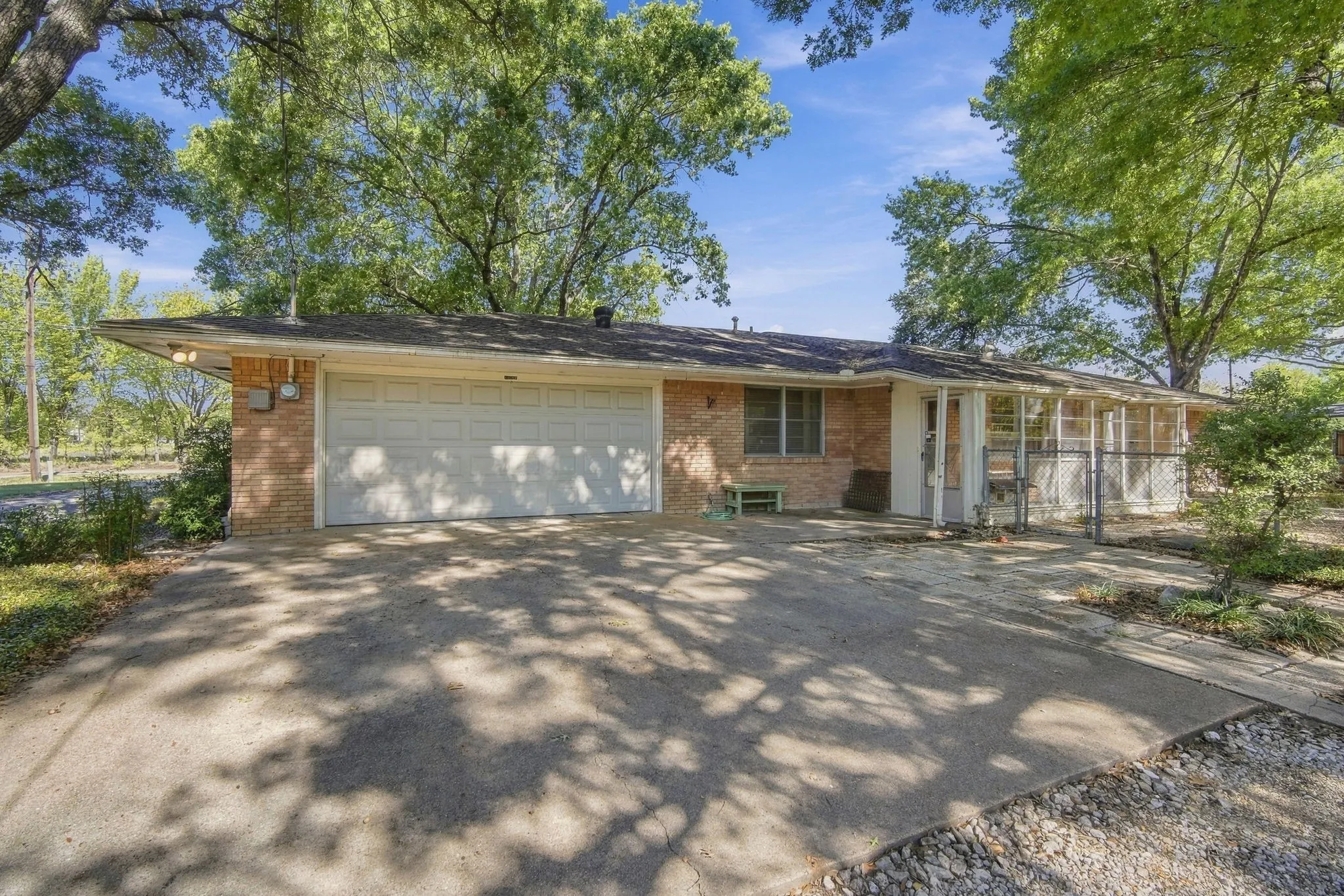 Single Family Residence For Sale in Ellis County , 522 Old Telico Road, Ennis, Texas 75119, 3 Bedroom, 2 Bathroom, 2 Garage spaces, 1,924 Sqft, built in 1962, mls#21406545, Real Estate Agent in Ennis, Homes For Sale in Ellis county, Homes For Sale in Ennis, Realtor in Ennis Texas, Real Estate Brokerage Independent Realty Texas, Luminita Cordes Realtor