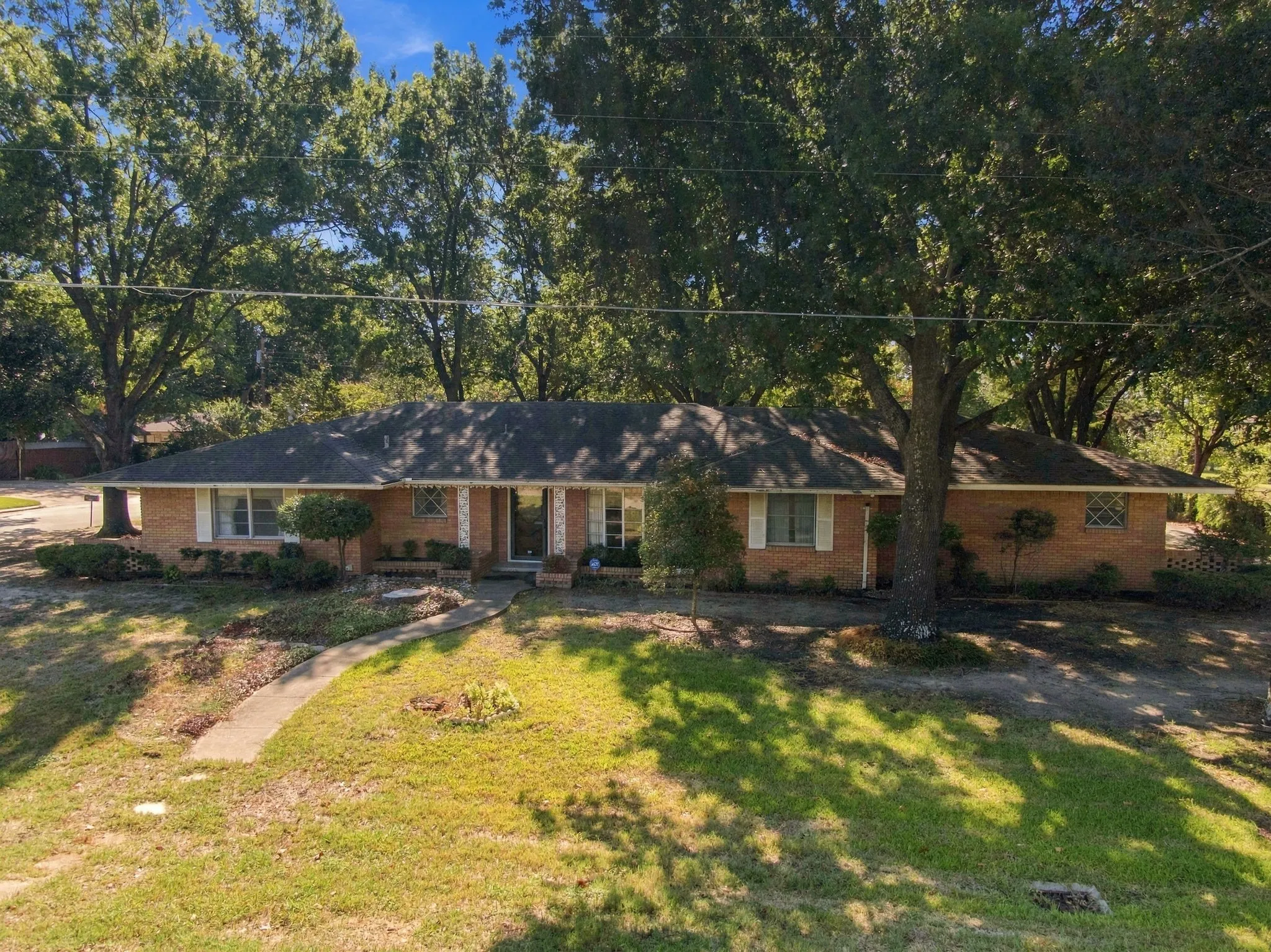 Single Family Residence For Sale in Ellis County , 522 Old Telico Road, Ennis, Texas 75119, 3 Bedroom, 2 Bathroom, 2 Garage spaces, 1,924 Sqft, built in 1962, mls#21406545, Real Estate Agent in Ennis, Homes For Sale in Ellis county, Homes For Sale in Ennis, Realtor in Ennis Texas, Real Estate Brokerage Independent Realty Texas, Luminita Cordes Realtor