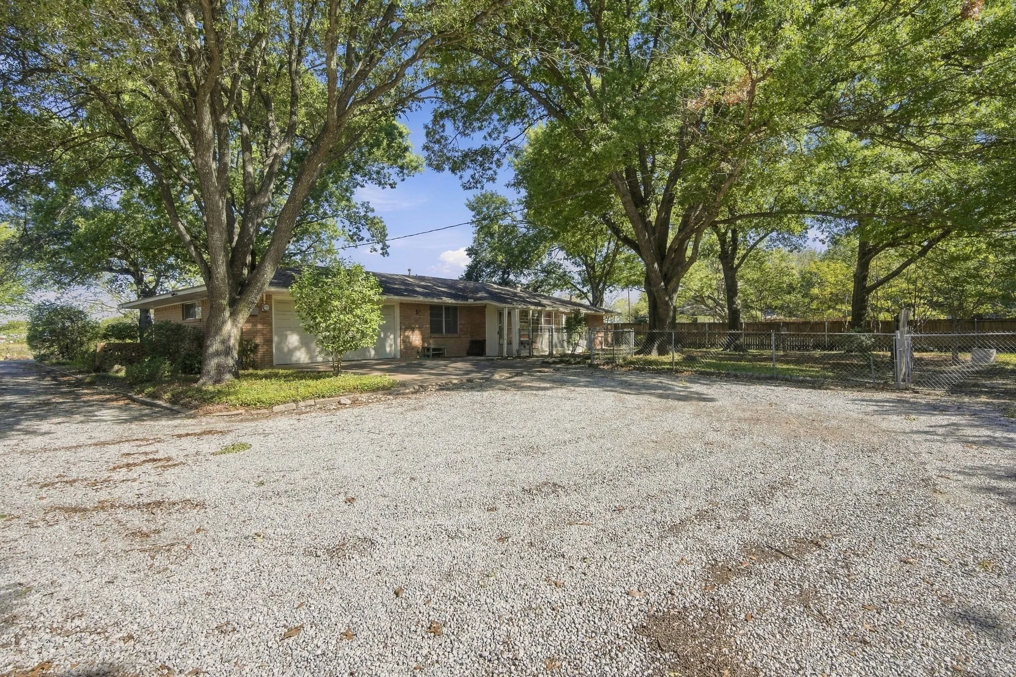 Single Family Residence For Sale in Ellis County , 522 Old Telico Road, Ennis, Texas 75119, 3 Bedroom, 2 Bathroom, 2 Garage spaces, 1,924 Sqft, built in 1962, mls#21406545, Real Estate Agent in Ennis, Homes For Sale in Ellis county, Homes For Sale in Ennis, Realtor in Ennis Texas, Real Estate Brokerage Independent Realty Texas, Luminita Cordes Realtor