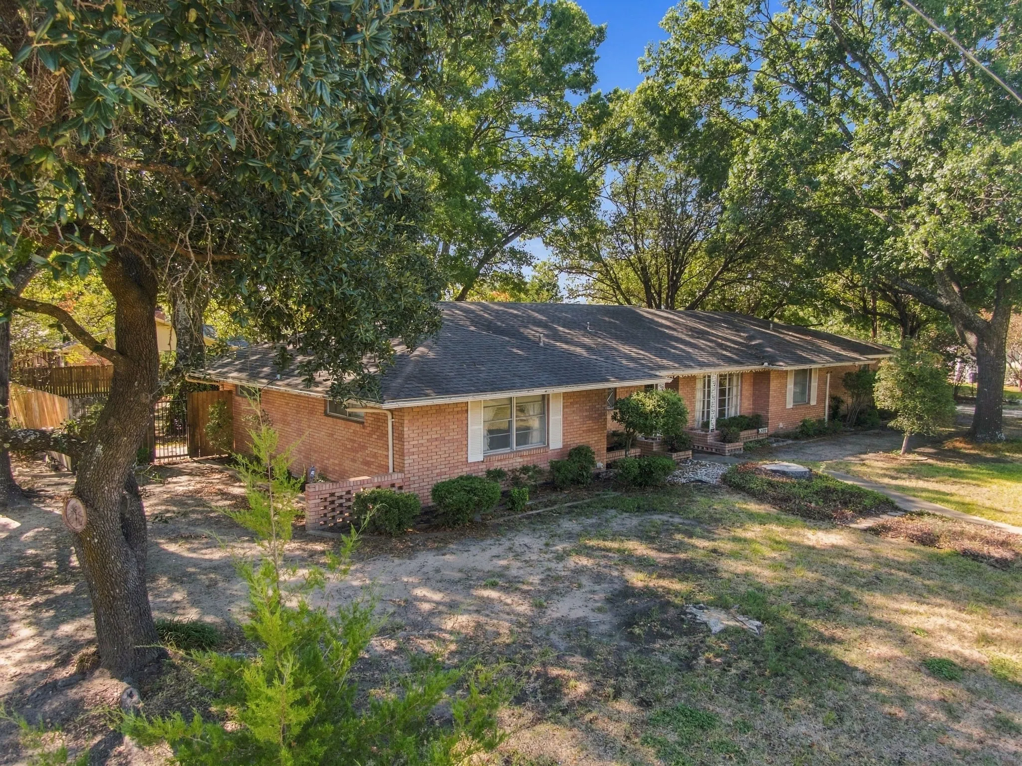 Single Family Residence For Sale in Ellis County , 522 Old Telico Road, Ennis, Texas 75119, 3 Bedroom, 2 Bathroom, 2 Garage spaces, 1,924 Sqft, built in 1962, mls#21406545, Real Estate Agent in Ennis, Homes For Sale in Ellis county, Homes For Sale in Ennis, Realtor in Ennis Texas, Real Estate Brokerage Independent Realty Texas, Luminita Cordes Realtor