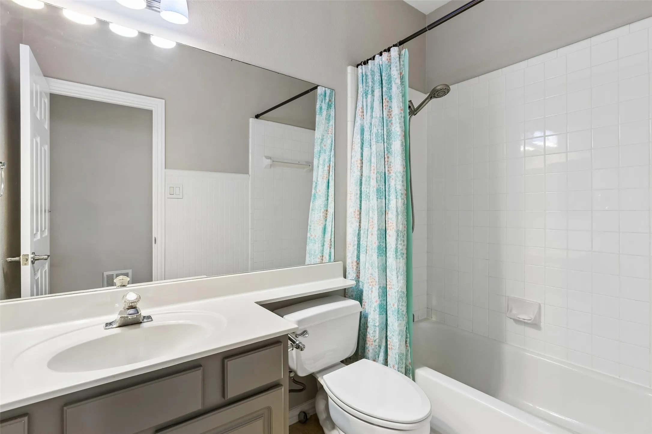 Single Family Residence For Rent in Denton County , 3004 Sagebrush Drive, Flower Mound, Texas 75022, 4 Bedroom, 3 Bathroom, 2 Garage spaces, 2,552 Sqft, built in 1996, mls#21406162, Real Estate Agent in Flower Mound, Homes For Rent in Denton county, Homes For Rent in Flower Mound, Realtor in Flower Mound Texas, Real Estate Brokerage Independent Realty Texas, Luminita Cordes Realtor