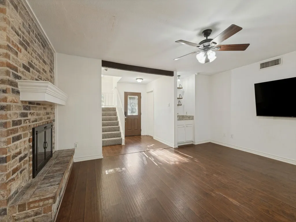 Single Family Residence For Sale in Dallas County , 2109 Via Estrada, Carrollton, Texas 75006, 3 Bedroom, 3 Bathroom, 2 Garage spaces, 1,720 Sqft, built in 1977, mls#21407204, Real Estate Agent in Carrollton, Homes For Sale in Dallas county, Homes For Sale in Carrollton, Realtor in Carrollton Texas, Real Estate Brokerage Independent Realty Texas, Luminita Cordes Realtor